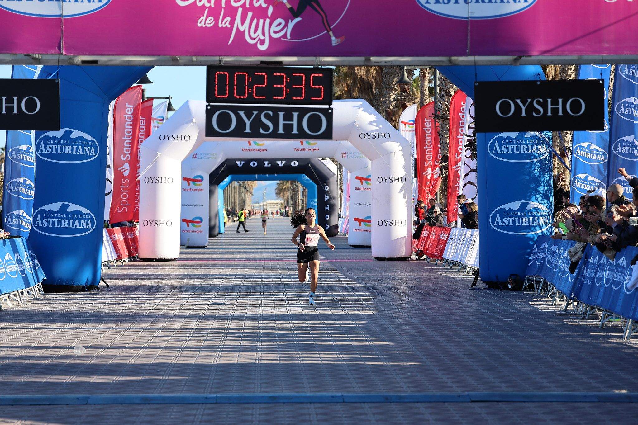 Las mejores fotos de la Carrera de la Mujer Central Lechera Asturiana de Valencia 2025. 160