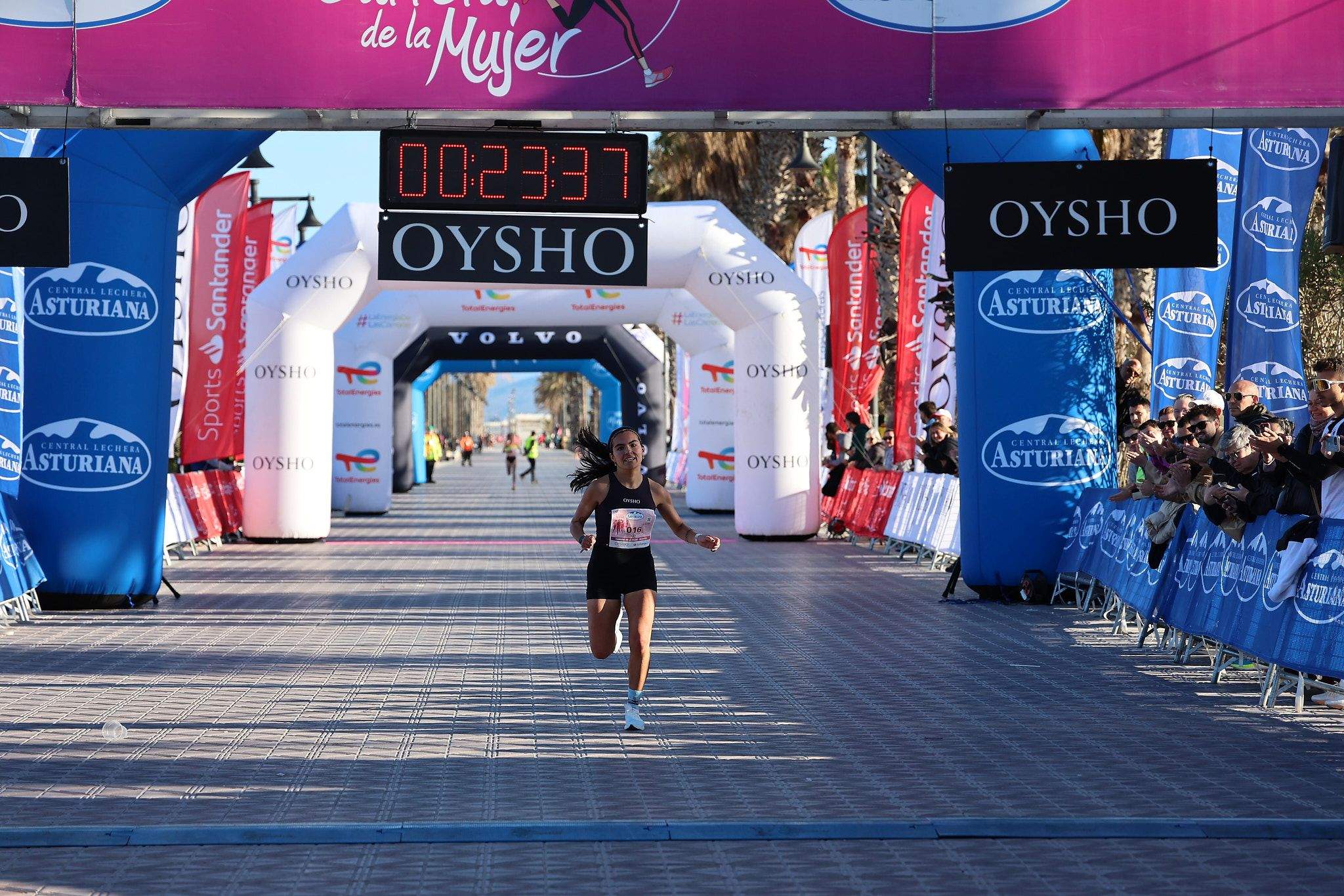 Las mejores fotos de la Carrera de la Mujer Central Lechera Asturiana de Valencia 2025. 162