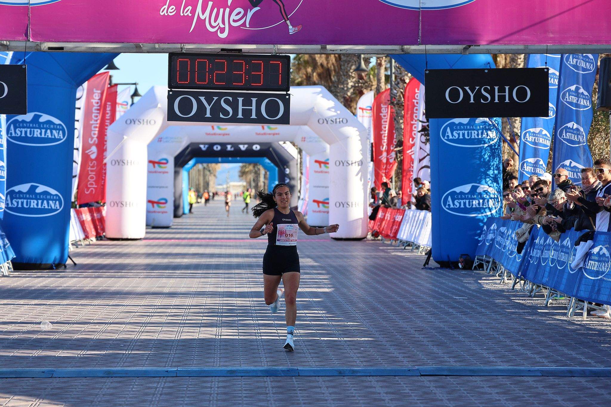 Las mejores fotos de la Carrera de la Mujer Central Lechera Asturiana de Valencia 2025. 163