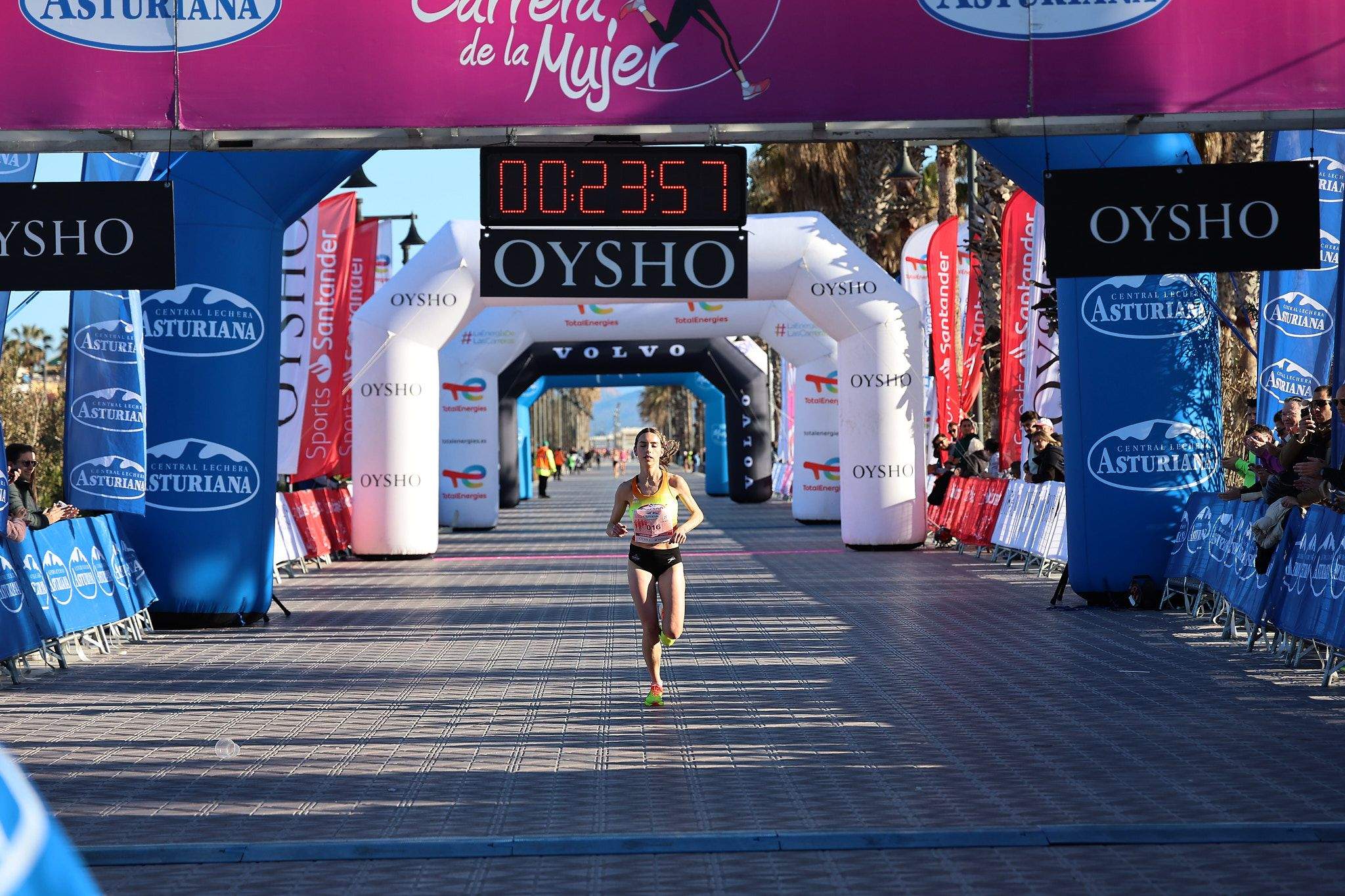 Las mejores fotos de la Carrera de la Mujer Central Lechera Asturiana de Valencia 2025. 175