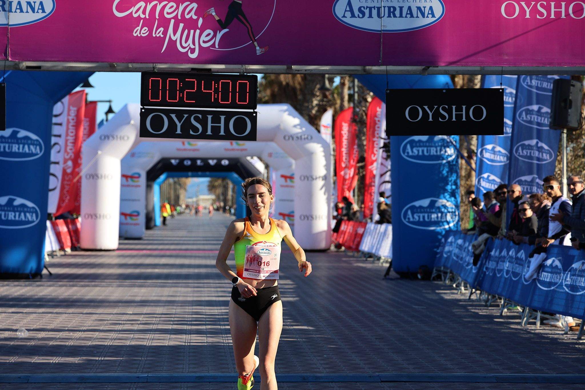 Las mejores fotos de la Carrera de la Mujer Central Lechera Asturiana de Valencia 2025. 179