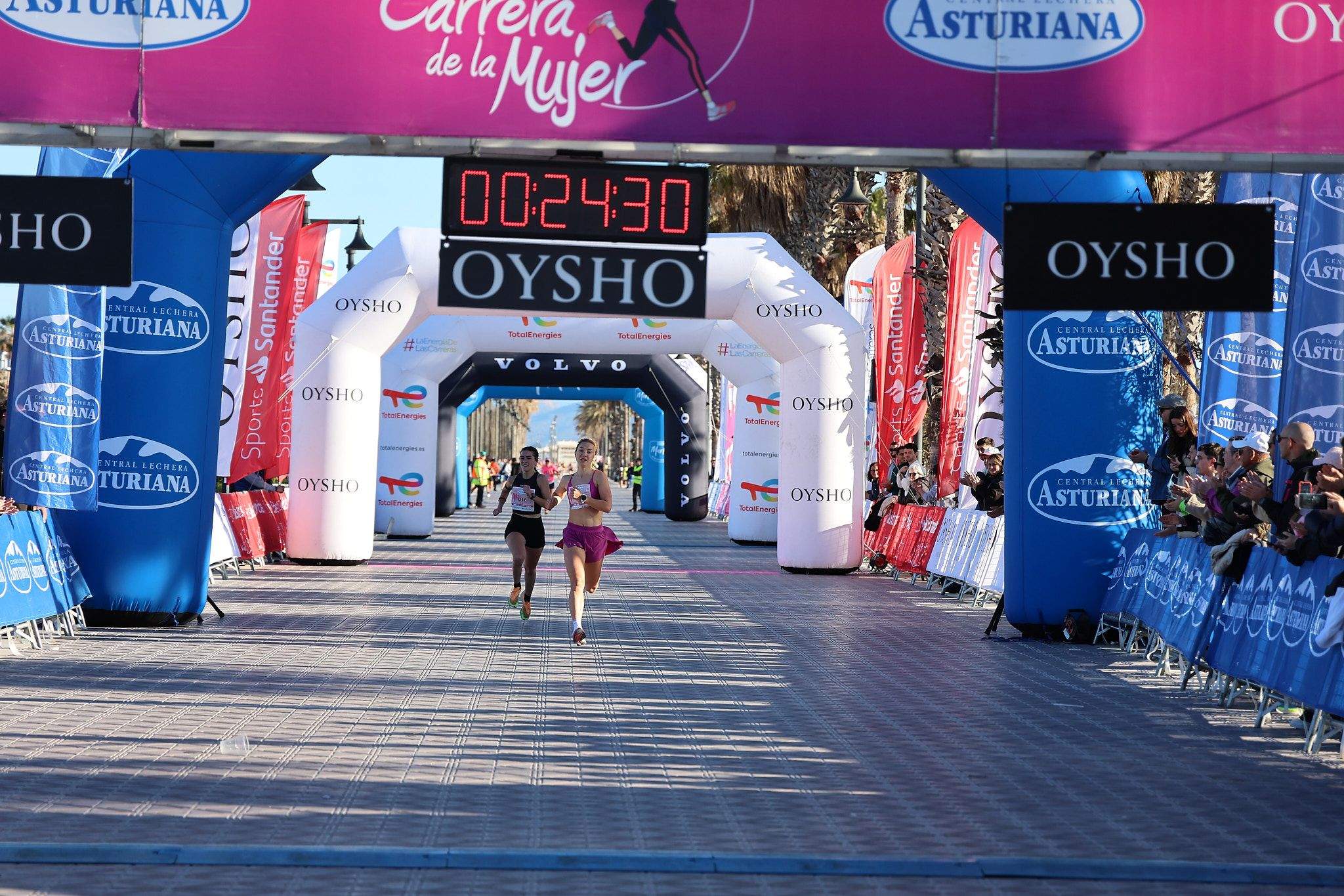 Las mejores fotos de la Carrera de la Mujer Central Lechera Asturiana de Valencia 2025. 189
