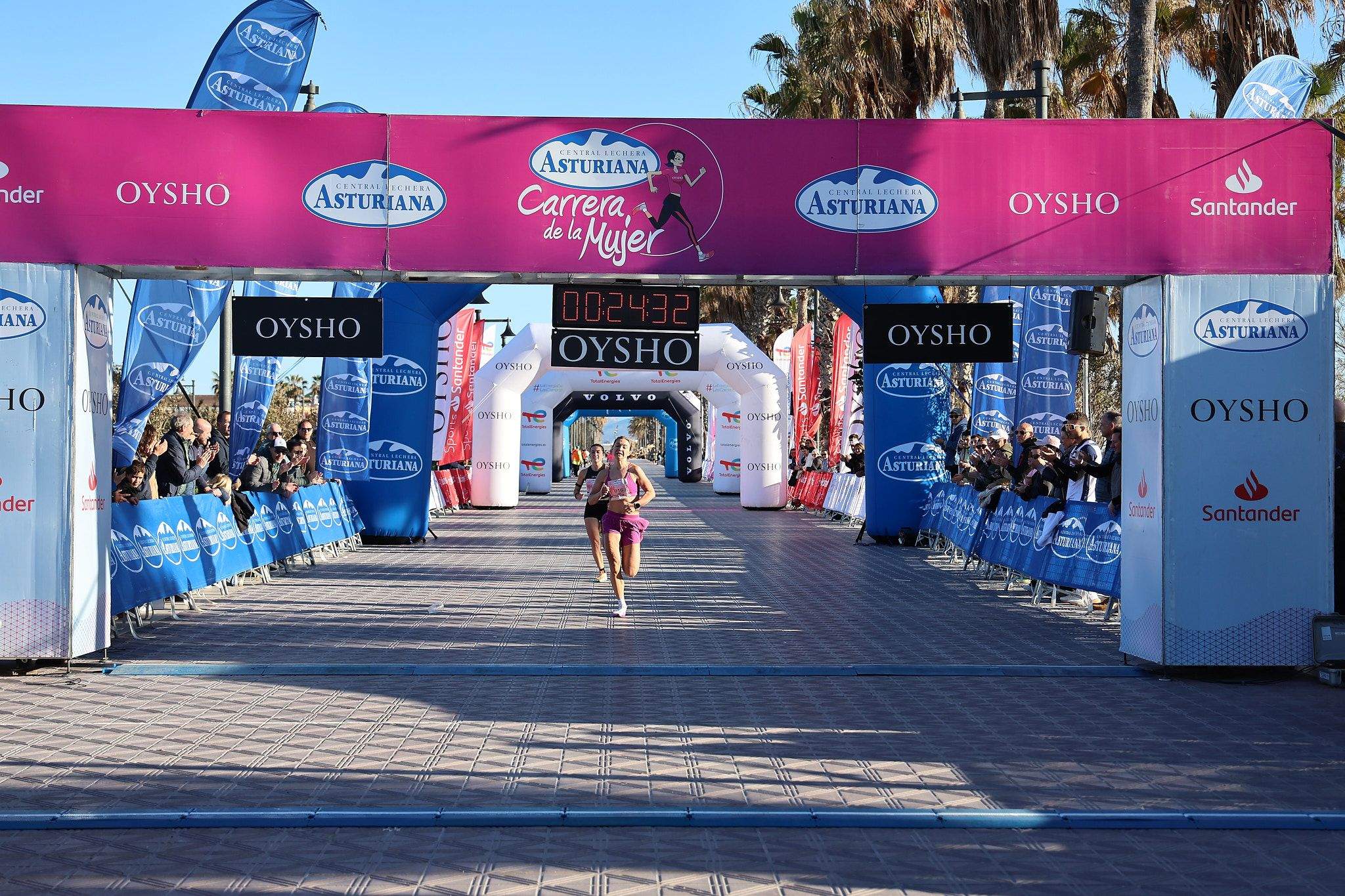 Las mejores fotos de la Carrera de la Mujer Central Lechera Asturiana de Valencia 2025. 193