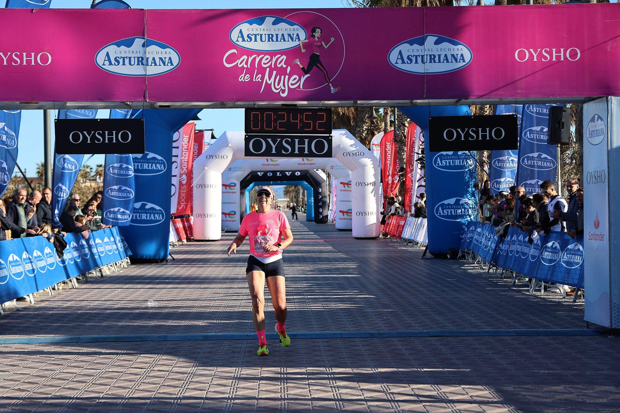 Las mejores fotos de la Carrera de la Mujer Central Lechera Asturiana de Valencia 2025. 209