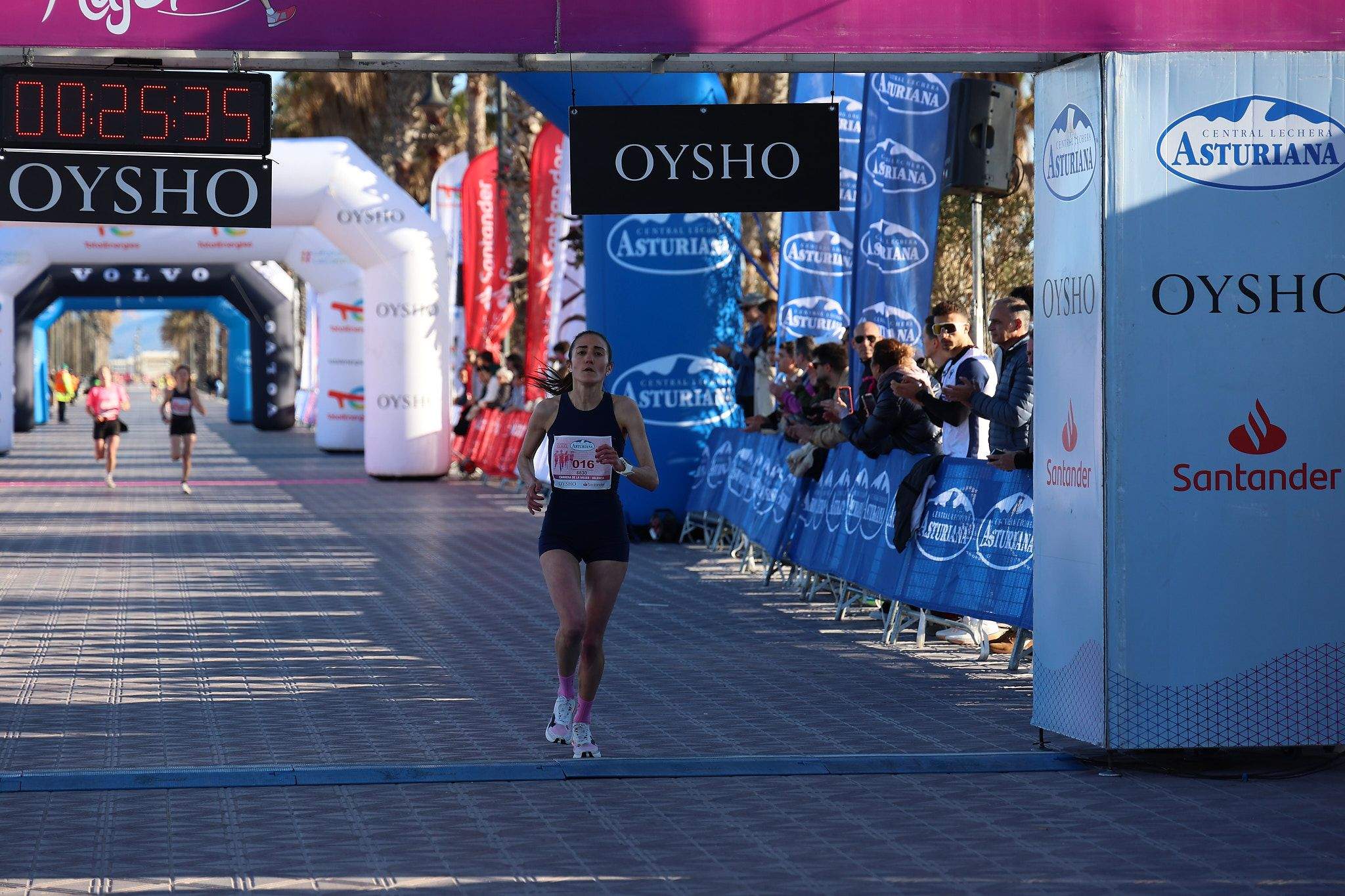 Las mejores fotos de la Carrera de la Mujer Central Lechera Asturiana de Valencia 2025. 235