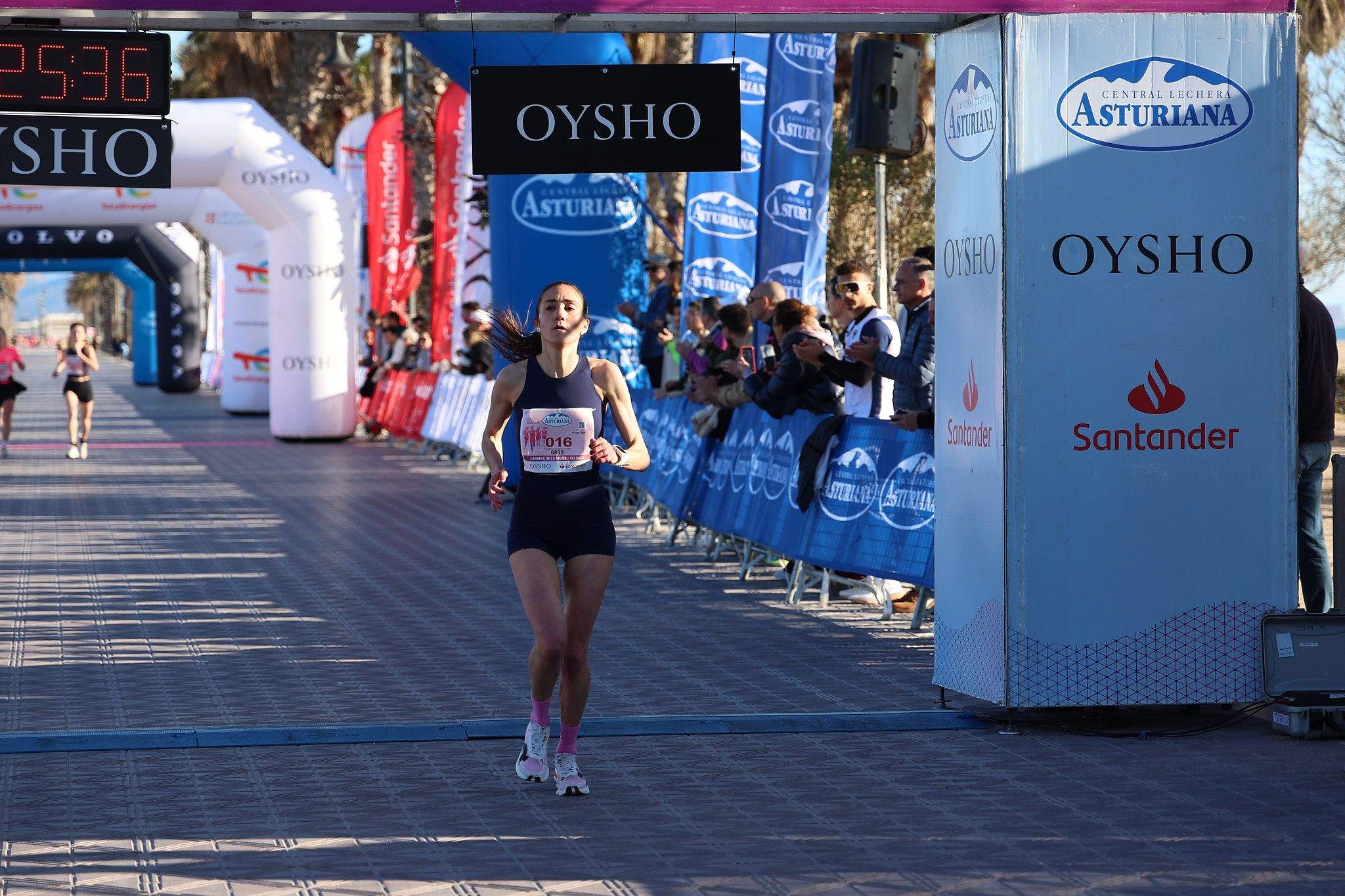 Las mejores fotos de la Carrera de la Mujer Central Lechera Asturiana de Valencia 2025. 236