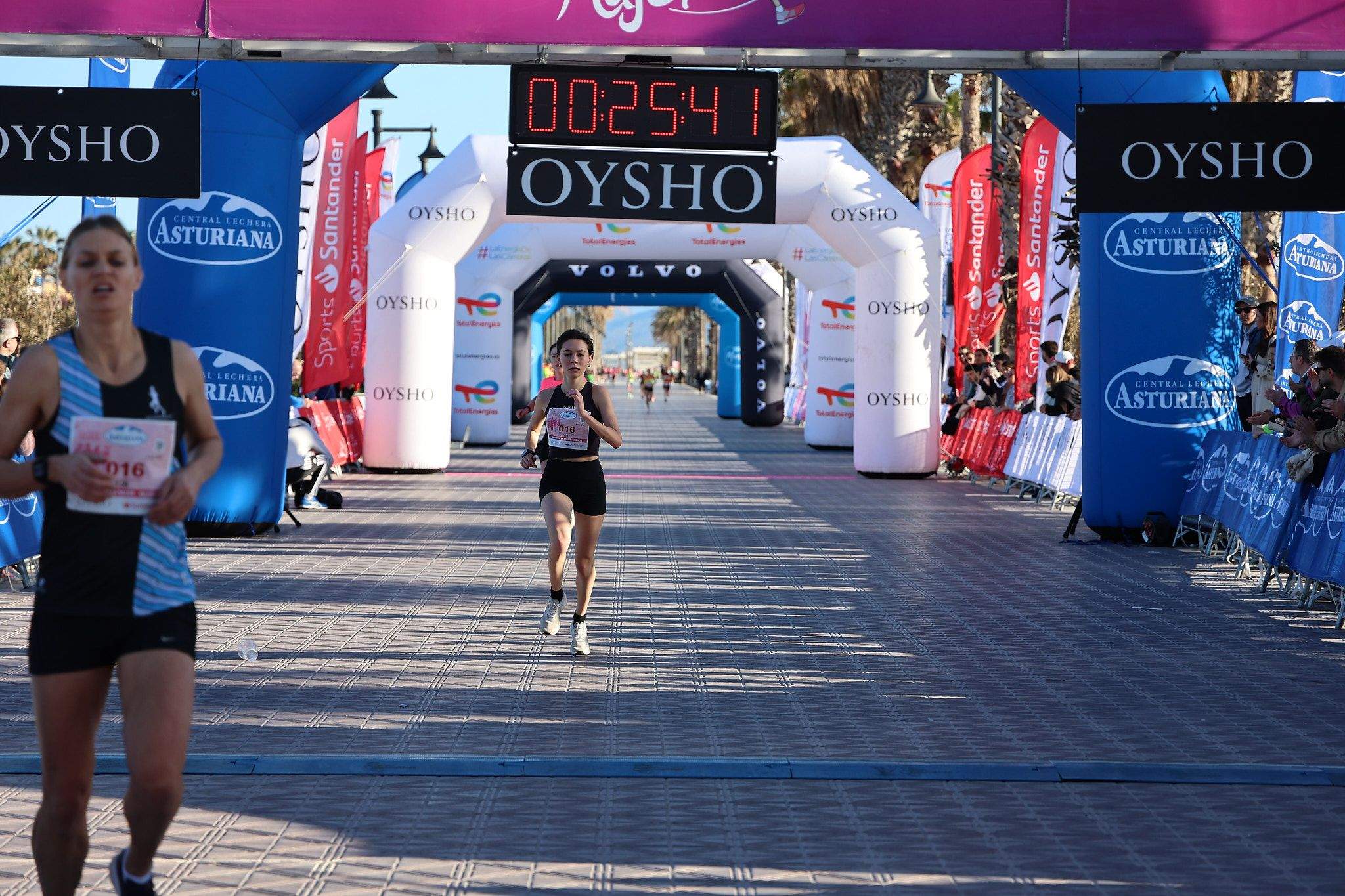 Las mejores fotos de la Carrera de la Mujer Central Lechera Asturiana de Valencia 2025. 241