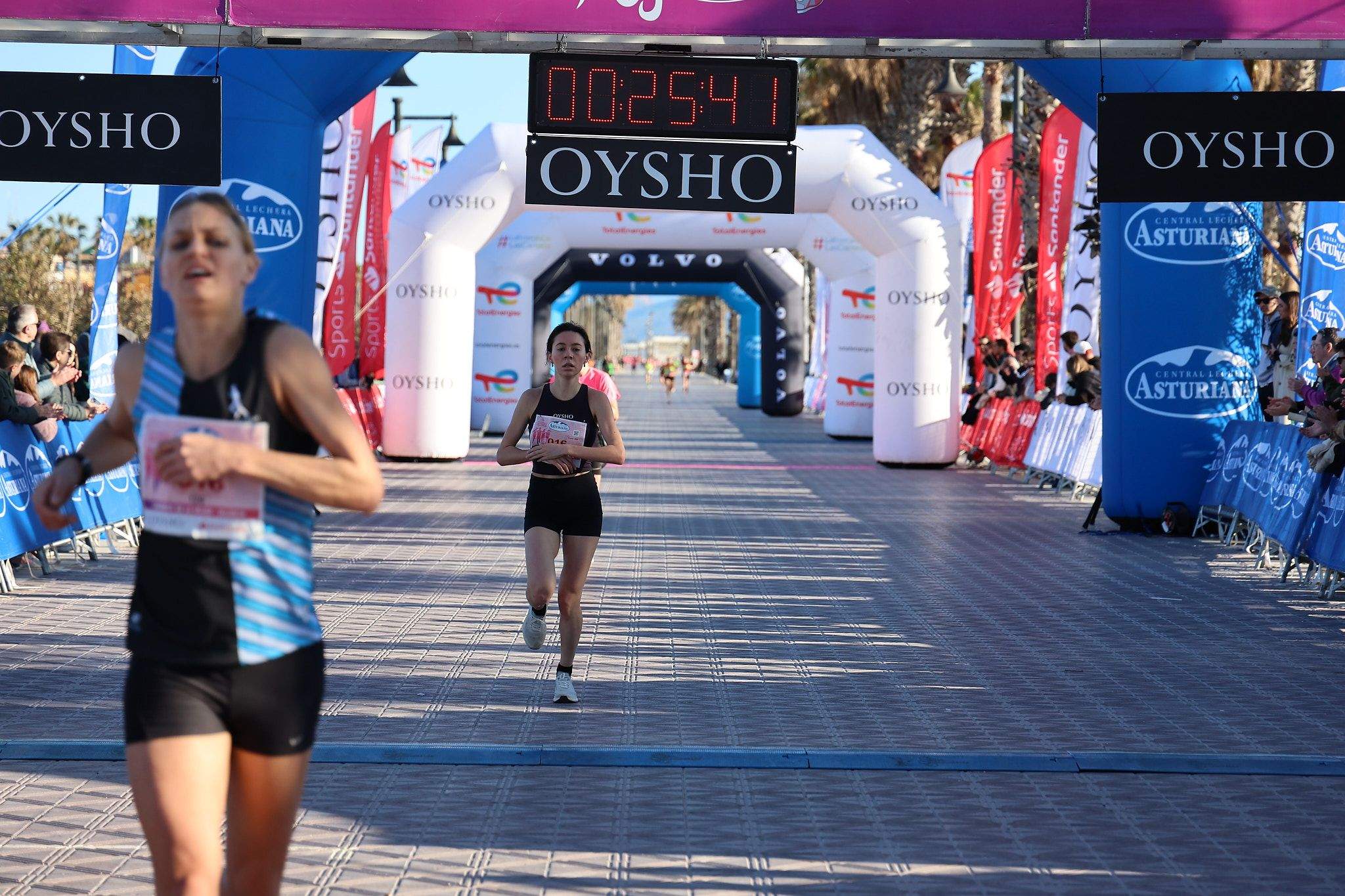 Las mejores fotos de la Carrera de la Mujer Central Lechera Asturiana de Valencia 2025. 242