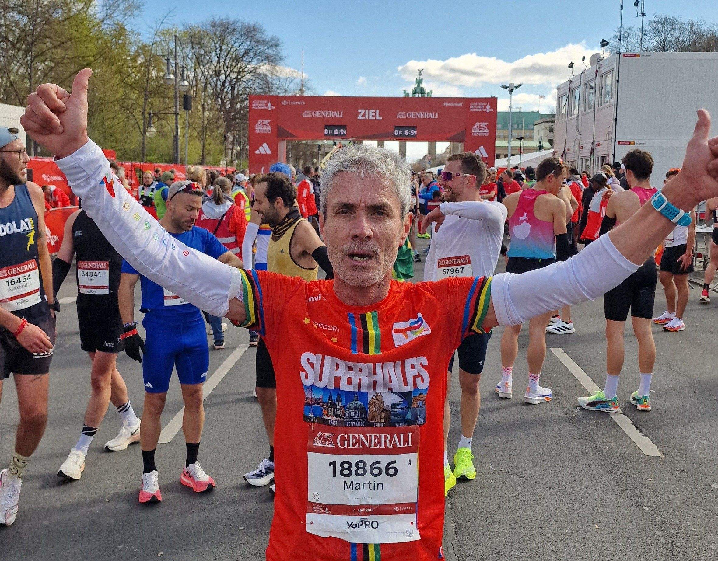 Martín Fiz, celebrando exhausto su triunfo en el Medio Maratón de Berlín 2025 / Foto: Álex Calabuig
