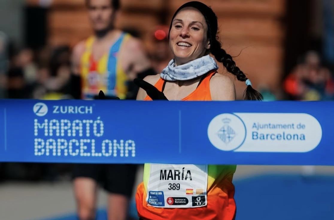 María Lázaro proclamándose campeona de España tras correr en 2:38:37 el Zurich Maratón de Barcelona. CÁRNICAS SERRANO