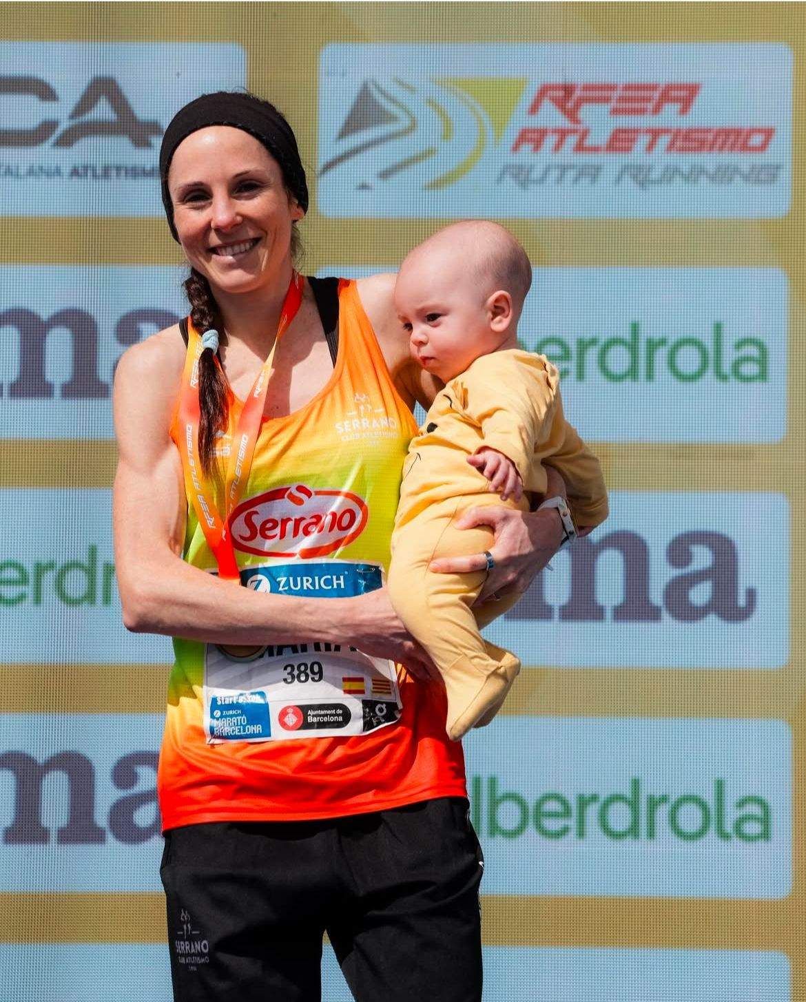 María Lázaro con su hijo Aritz en el podio del Campeonato de España de Maratón. CÁRNICAS SERRANO