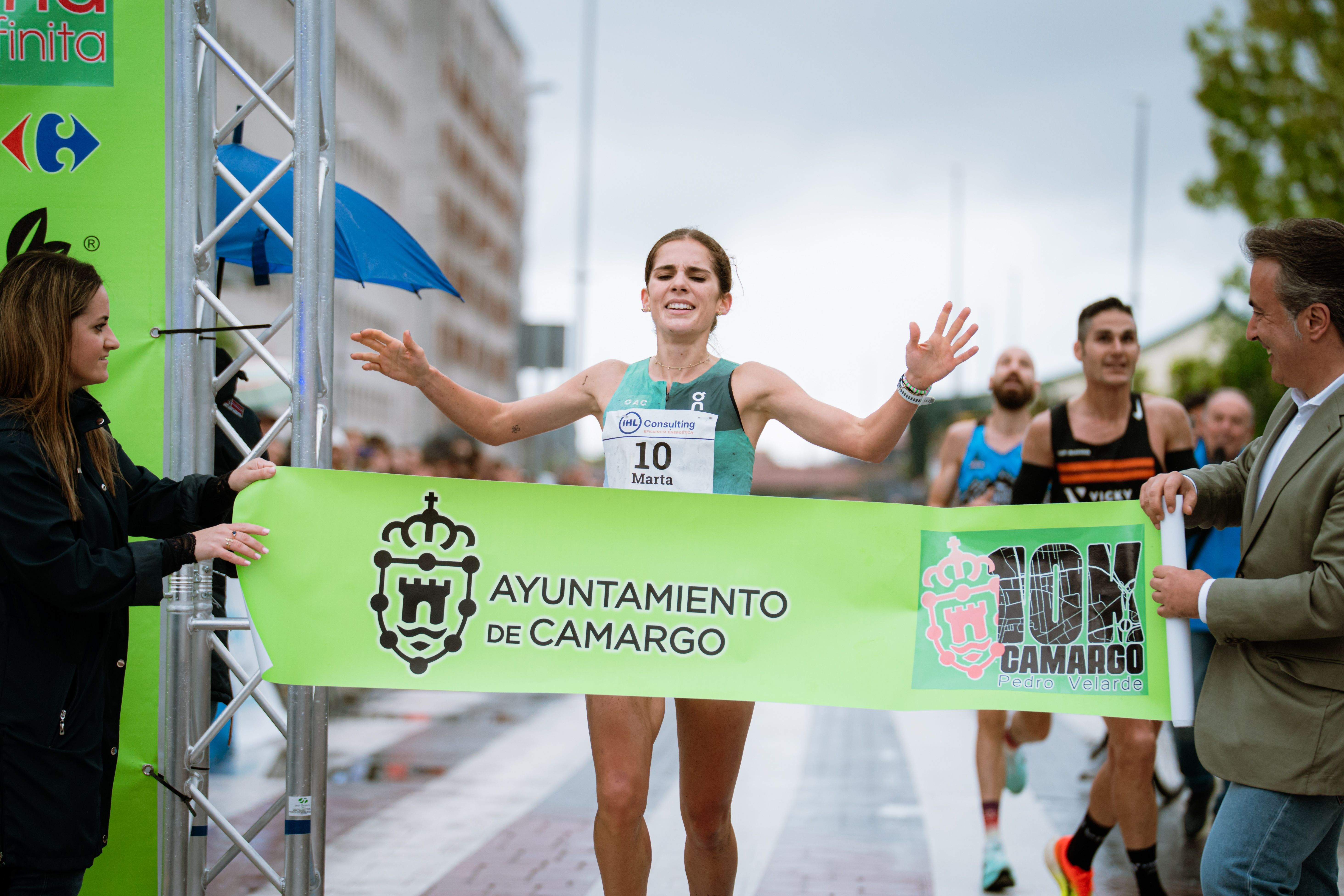 Marta García imponiéndose en el 10K Camargo donde rozó el récord de España a principios de 2025.