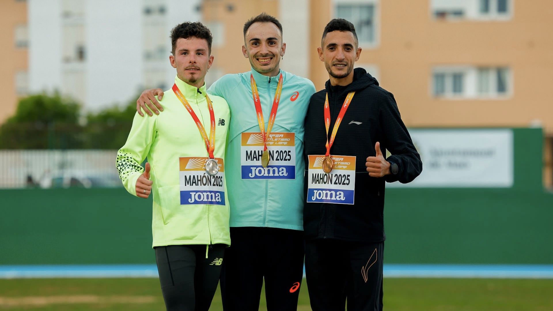 Eduardo Menacho, Aarón Las Heras e Ilias Fifa en el pódium del Campeonato de España de 10.000 metros. SPORTMEDIA.