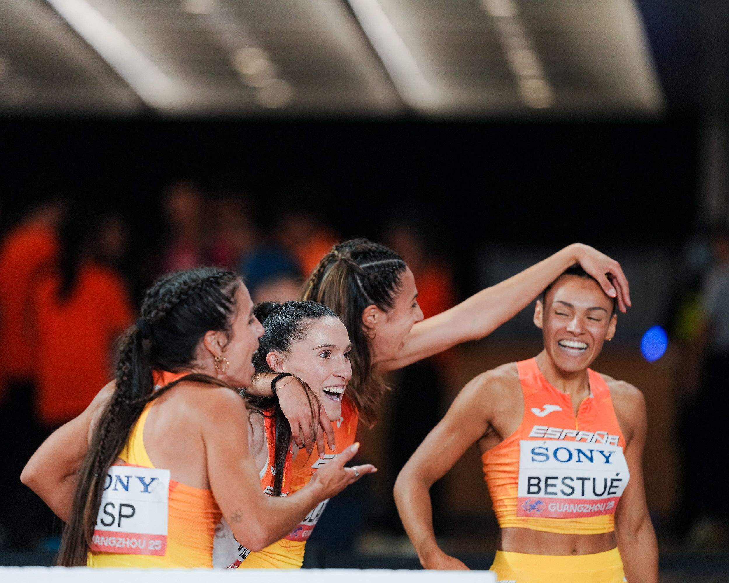 Maribel Pérez, Paula Sevilla, Esperança Cladera y Jaël Bestué después de batir el récord de España de 4x100m en las semifinales de los World Relays 2025. SPORTMEDIA