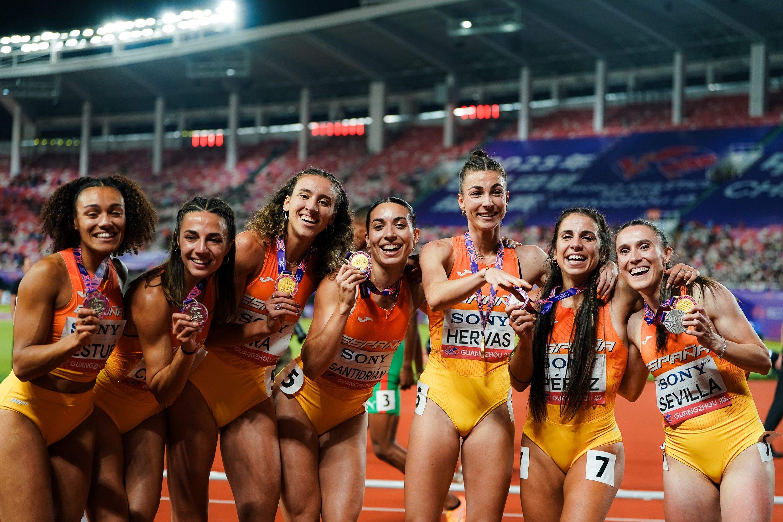 Las siete mujeres que volvieron a España con una medalla colgada al cuello después de los Mundiales de Relevos 2025. SPORTMEDIA.