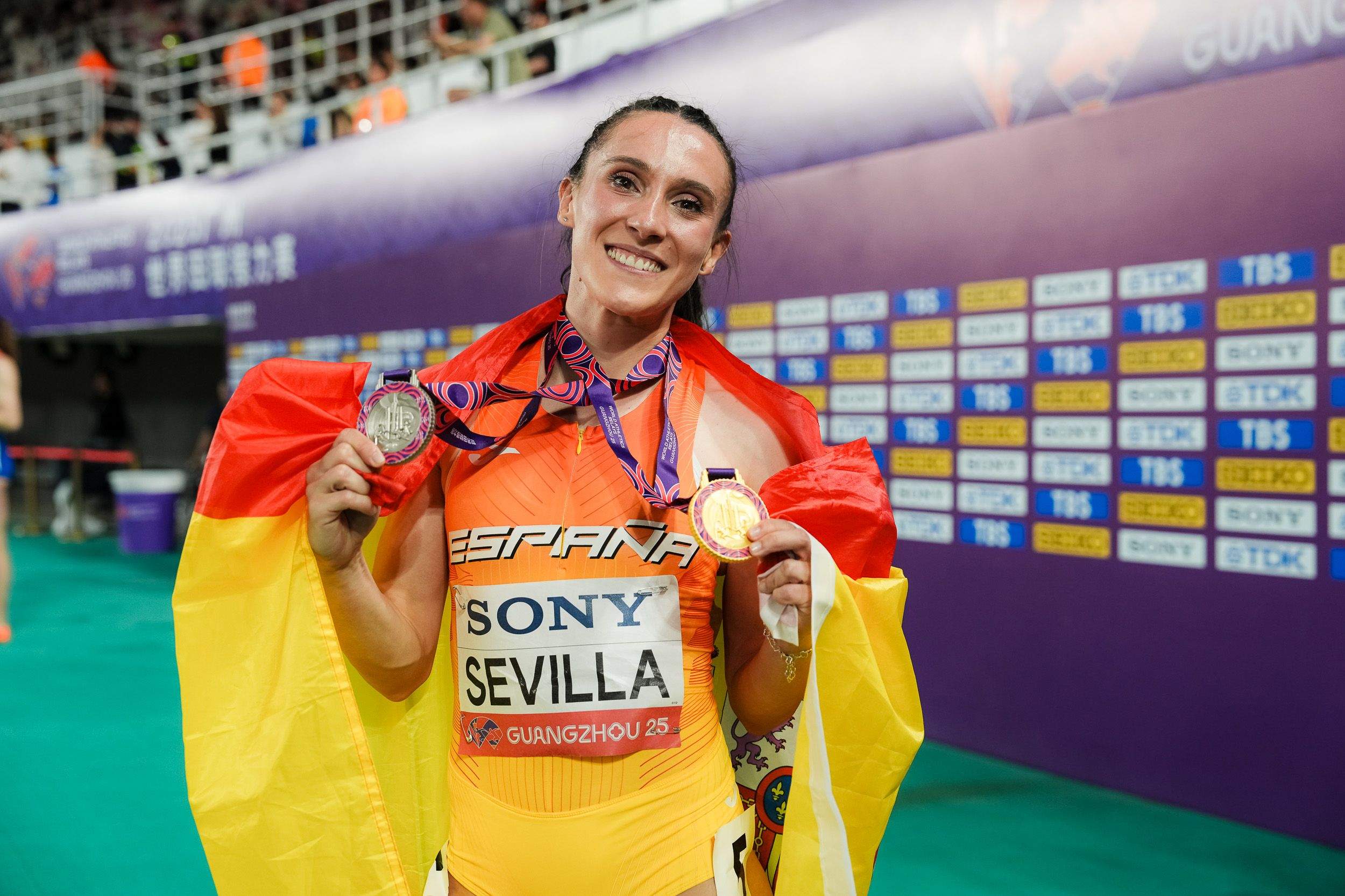 Paula Sevilla, gran protagonista del equipo español en los World Relays 2025, posa con sus dos medallas. SPORTMEDIA.