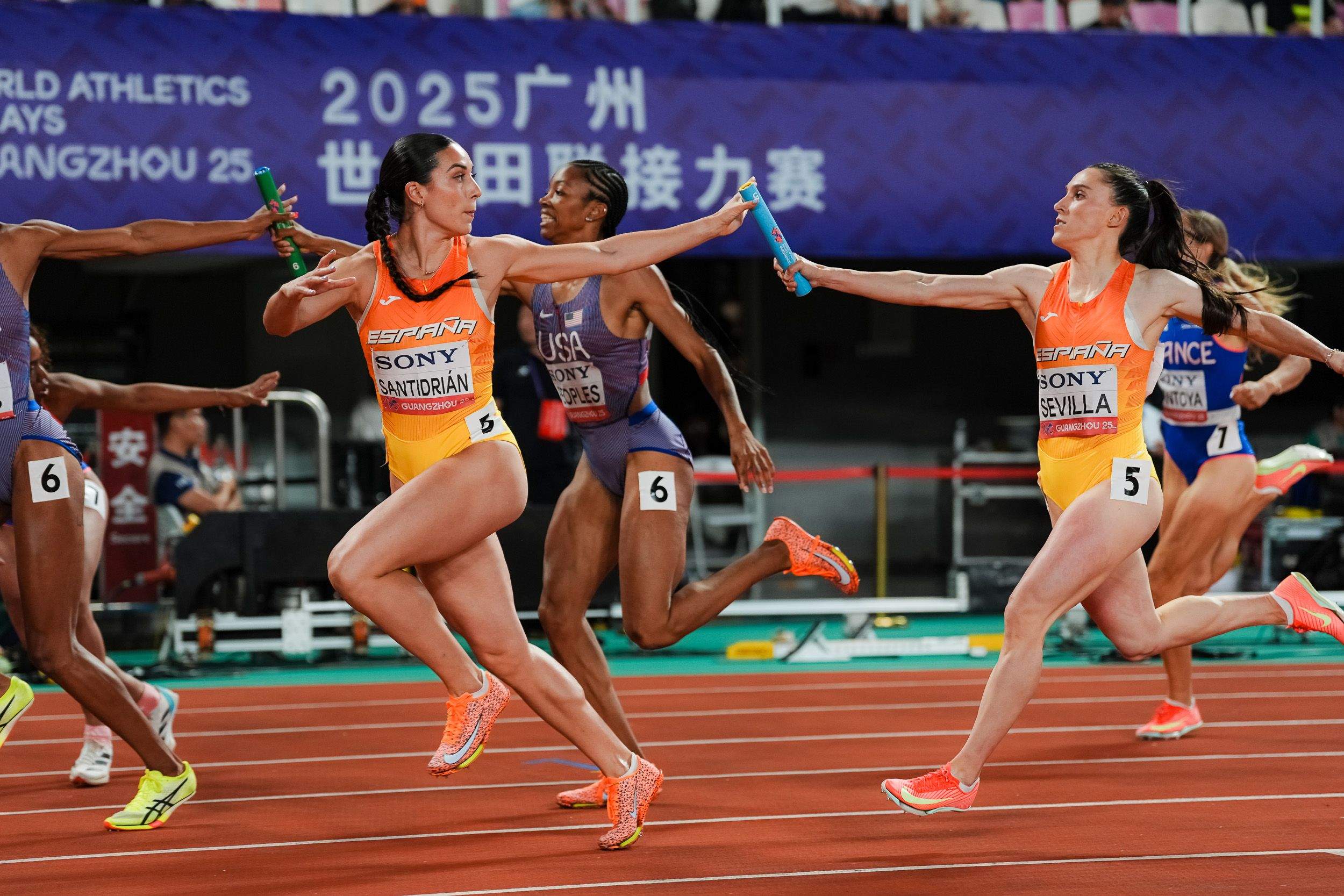 Paula Sevilla y Eva Santidrián durante la final de los 4x400m de los World Relays 2025. SPORTMEDIA.