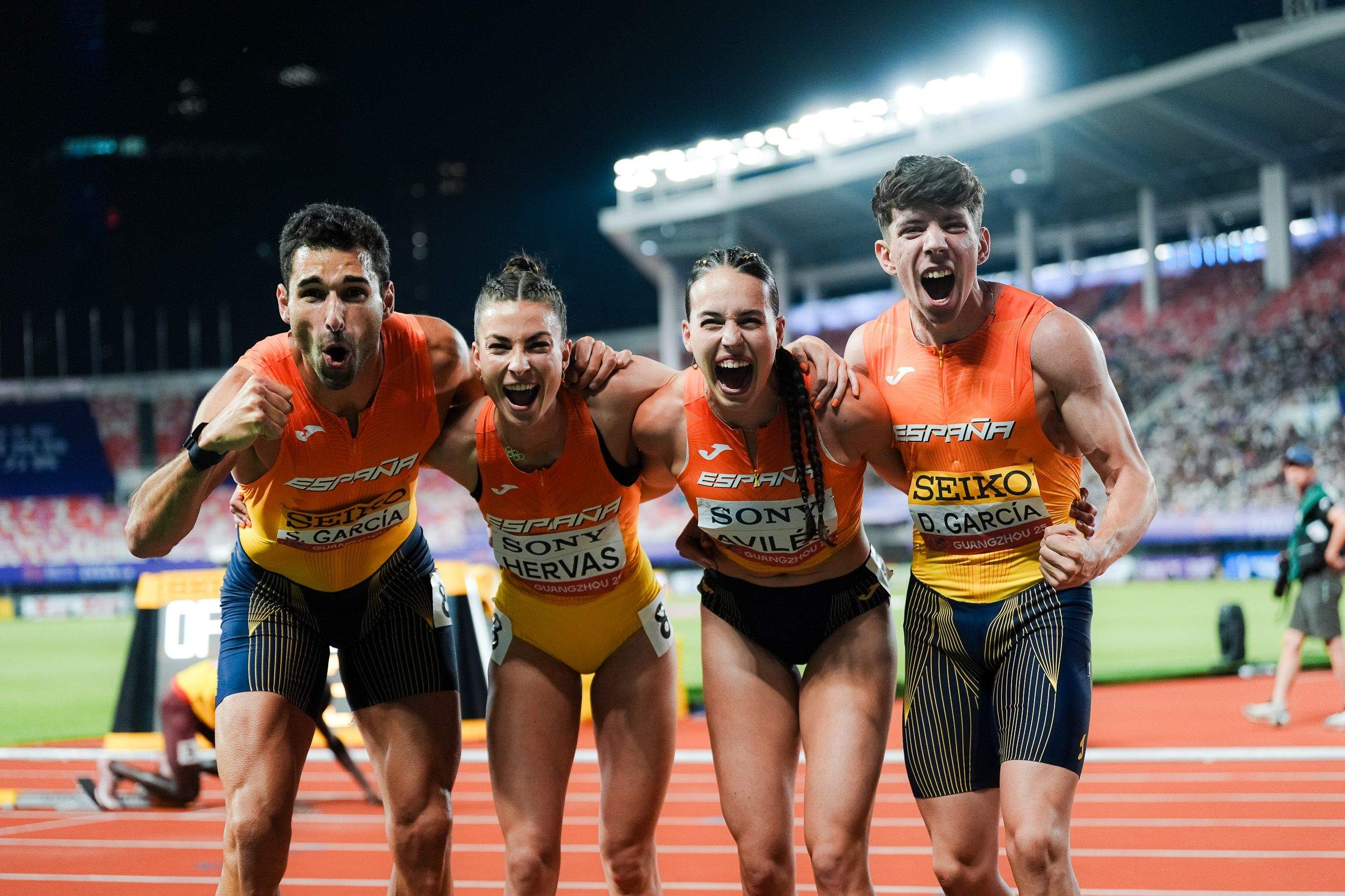 Samu García, Blanca Hervás, Carmen Avilés y David García después de clasificar al 4x400m mixto al Campeonato del Mundo de Tokio en los World Relays 2025. SPORTMEDIA.