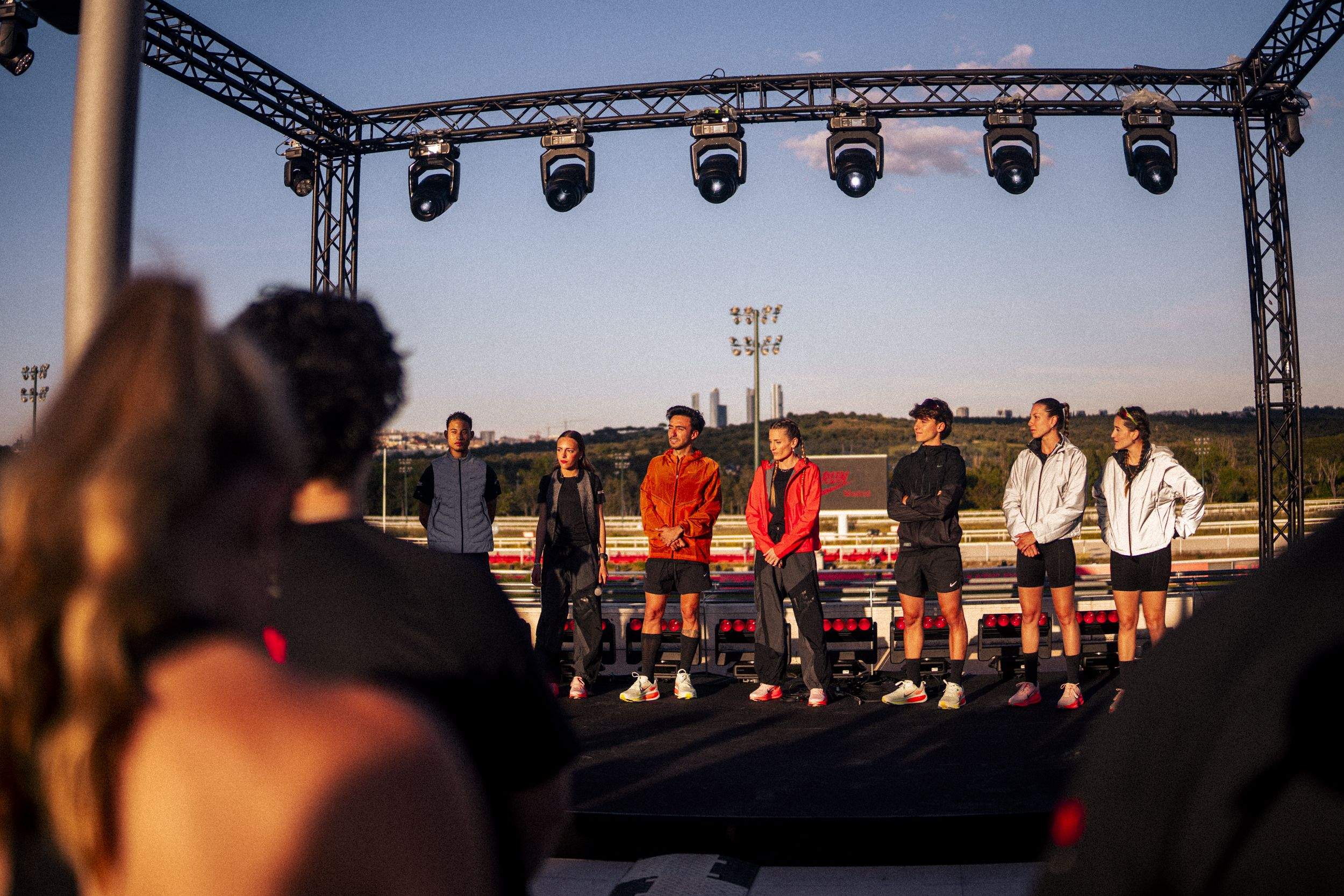 Los atletas de Nike acompañaron en labores de libre