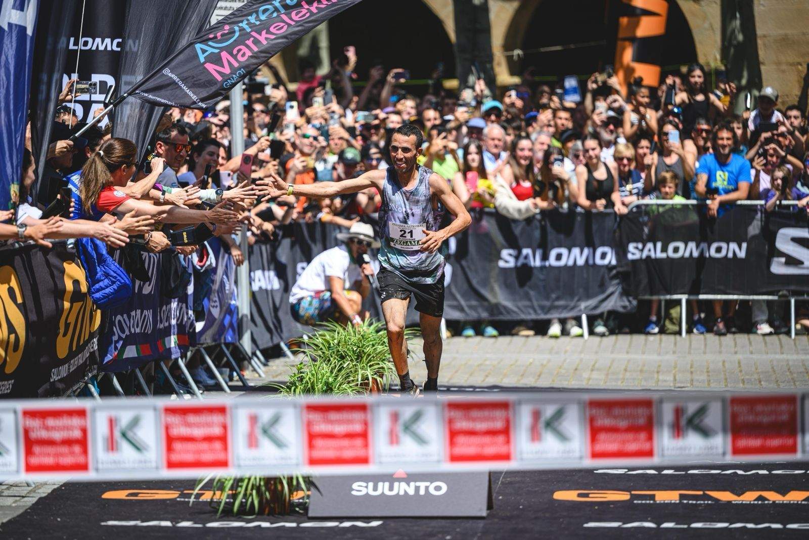 Elhousine entrando en meta de Zegama ©️Félix Sánchez 