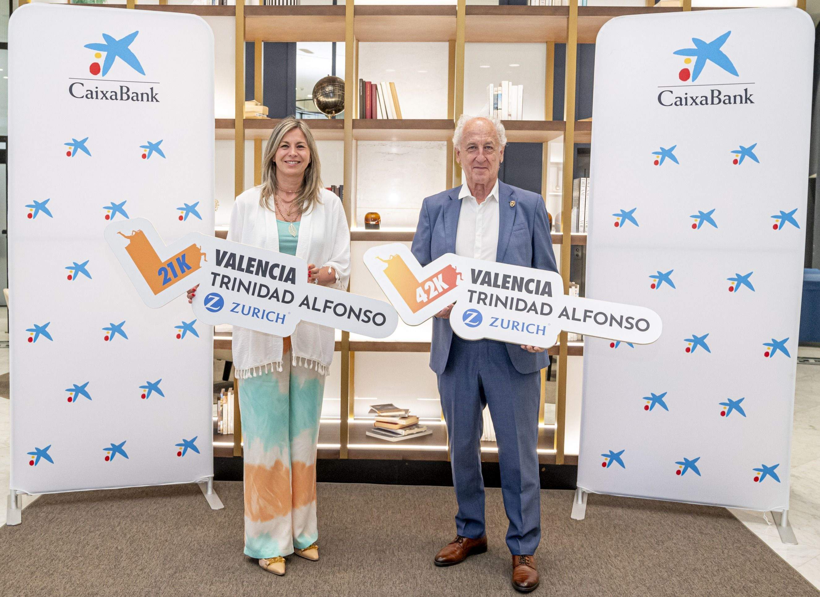 Paco Borao y Olga García en el acto de renovación de patrocinio de CaixaBank y el Medio y Maratón Valencia hasta el año 2027.