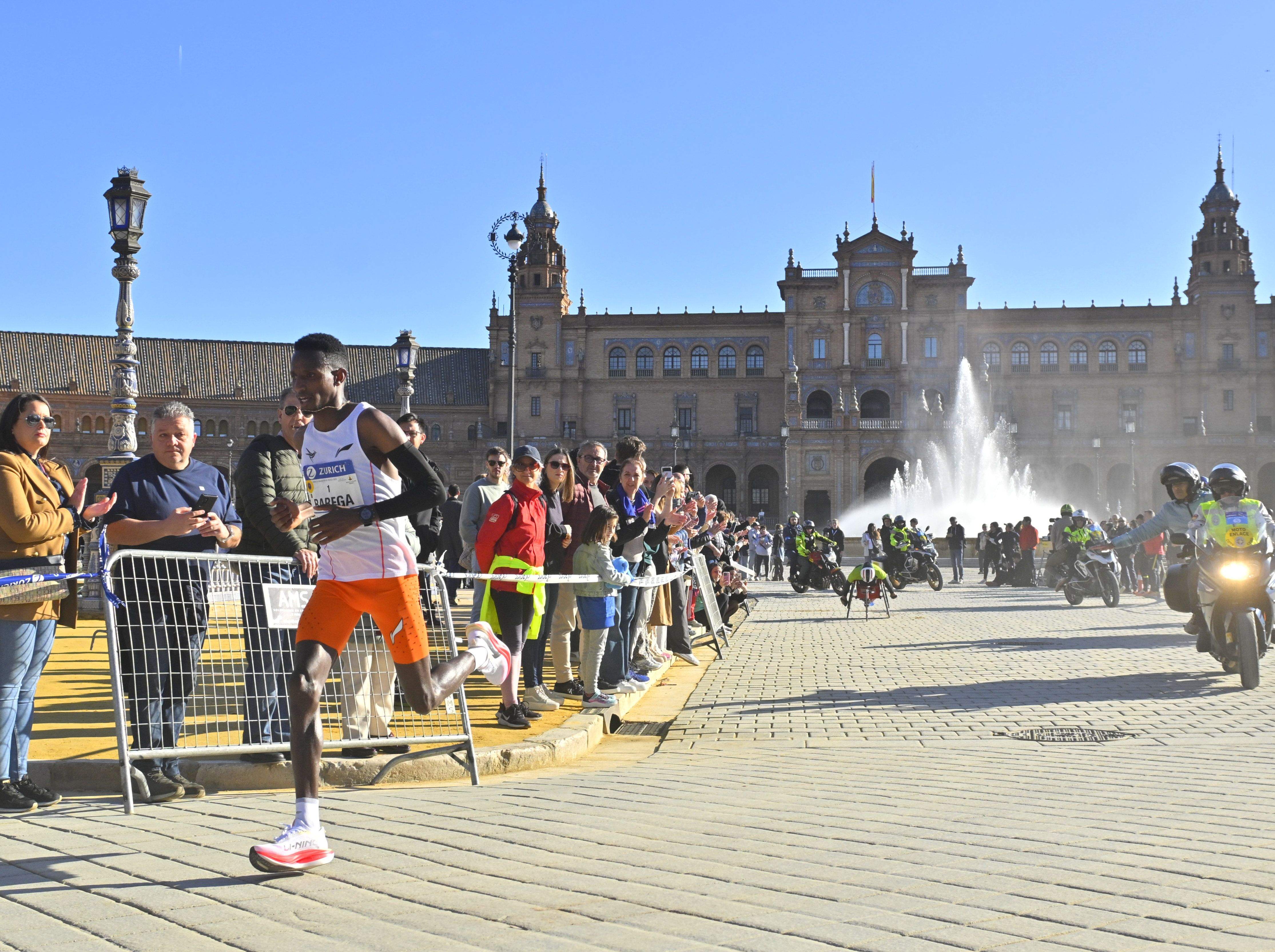 El Zurich Maratón de Sevilla a su paso por la Plaza de España