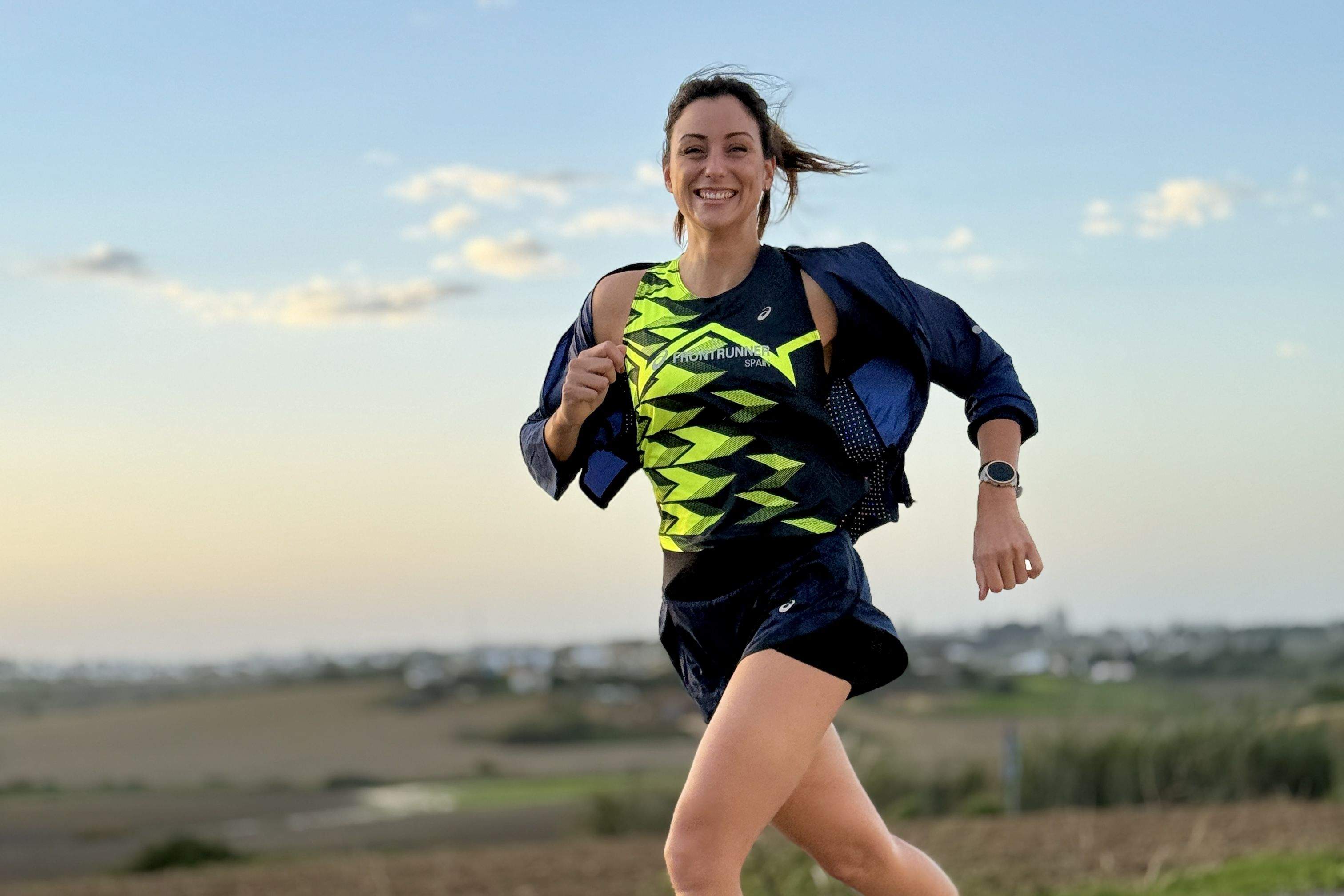 ¡Claro que puedes hacer fotos de calidad excelente solo con tu móvil! ¿Corres con móvil en mano o acompañas a corredores? Aprende a sacar fotazas en movimiento con tu smartphone. 10 trucos sencillos avalados por revistas como SELF o Digital Camera World. Esta que ves fue disparada por Víctor Seco (VSM PHOTOEVENTS) con un iPhone 16 Pro Max (formato raw, lente 50 mmm y teleobjetivo 120 mm). ¡Claro que puedes hacer fotos de calidad excelente solo con tu móvil! ¿Corres con móvil en mano o acompañas a corredores? Aprende a sacar fotazas en movimiento con tu smartphone. 10 trucos sencillos avalados por revistas como SELF o Digital Camera World. Esta que ves fue disparada por Víctor Seco (VSM PHOTOEVENTS) con un iPhone 16 Pro Max (formato raw, lente 50 mmm y teleobjetivo 120 mm).