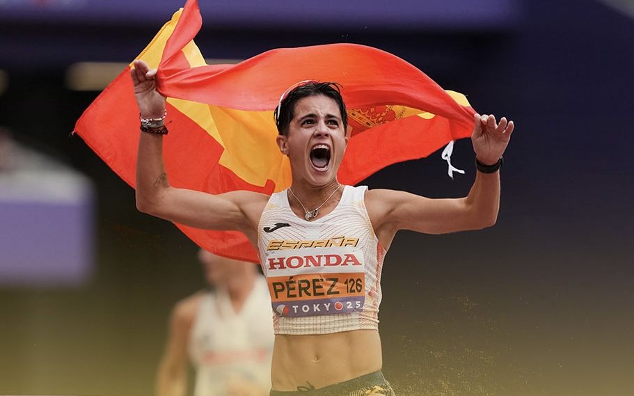 María Pérez proclamándose campeona del mundo de los 35 kilómetros marcha en Tokio. SPORTMEDIA.