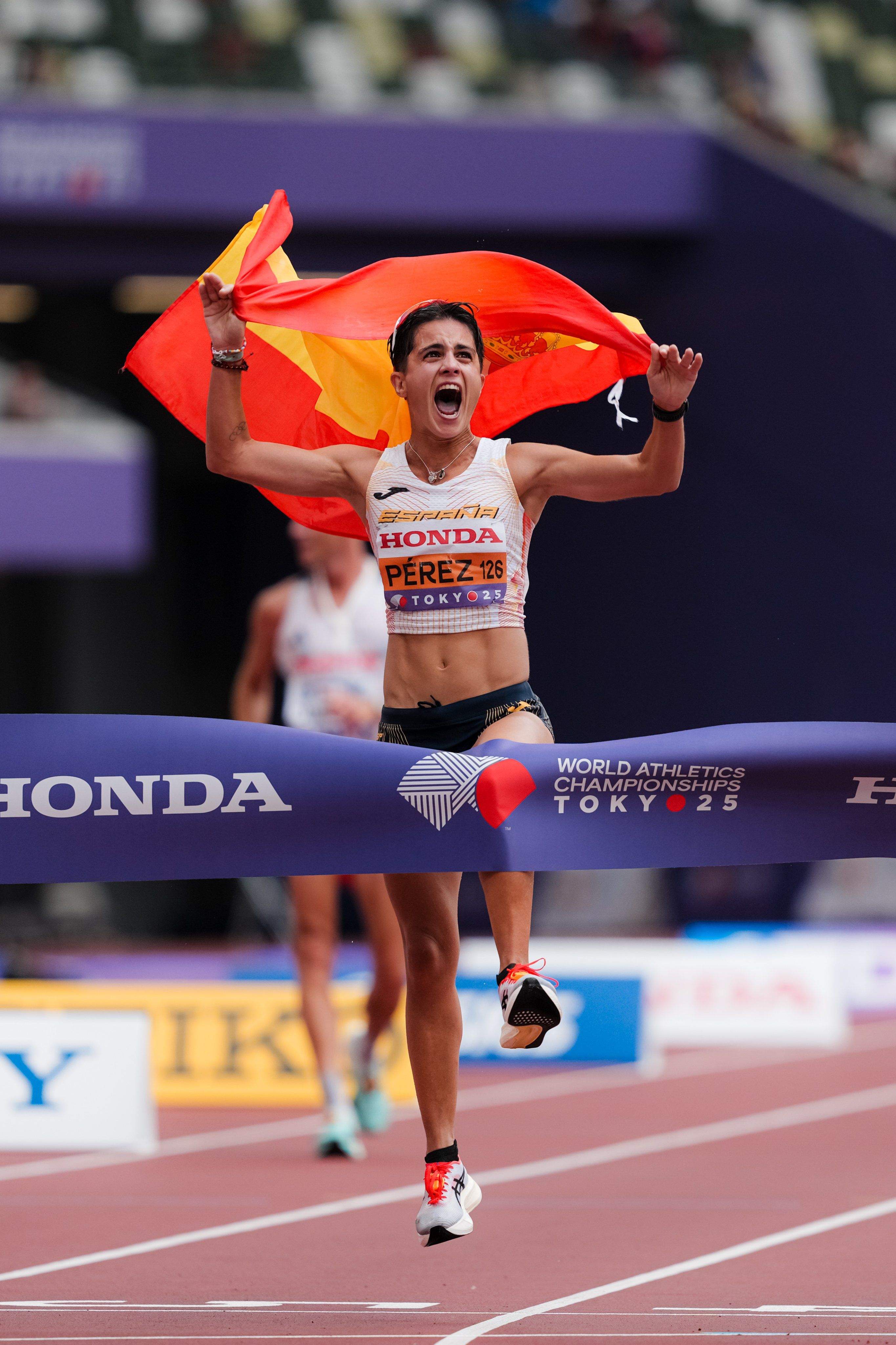 Las mejores fotos del oro de María Pérez en los 35 kilómetros marcha del Mundial de Tokio 2025. 4