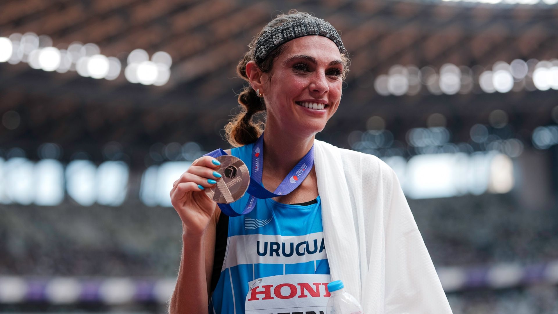 Julia Paternain con su medalla de bronce en el Campeonato del Mundo de Tokio. SPORTMEDIA.