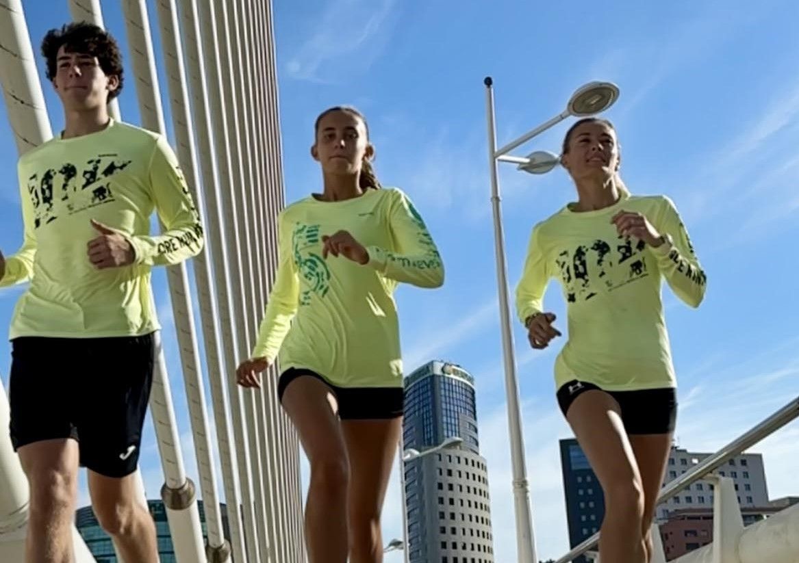 Las camisetas del 10K y del 5K de Valencia que en 2025 tiene el color lima como protagonista.