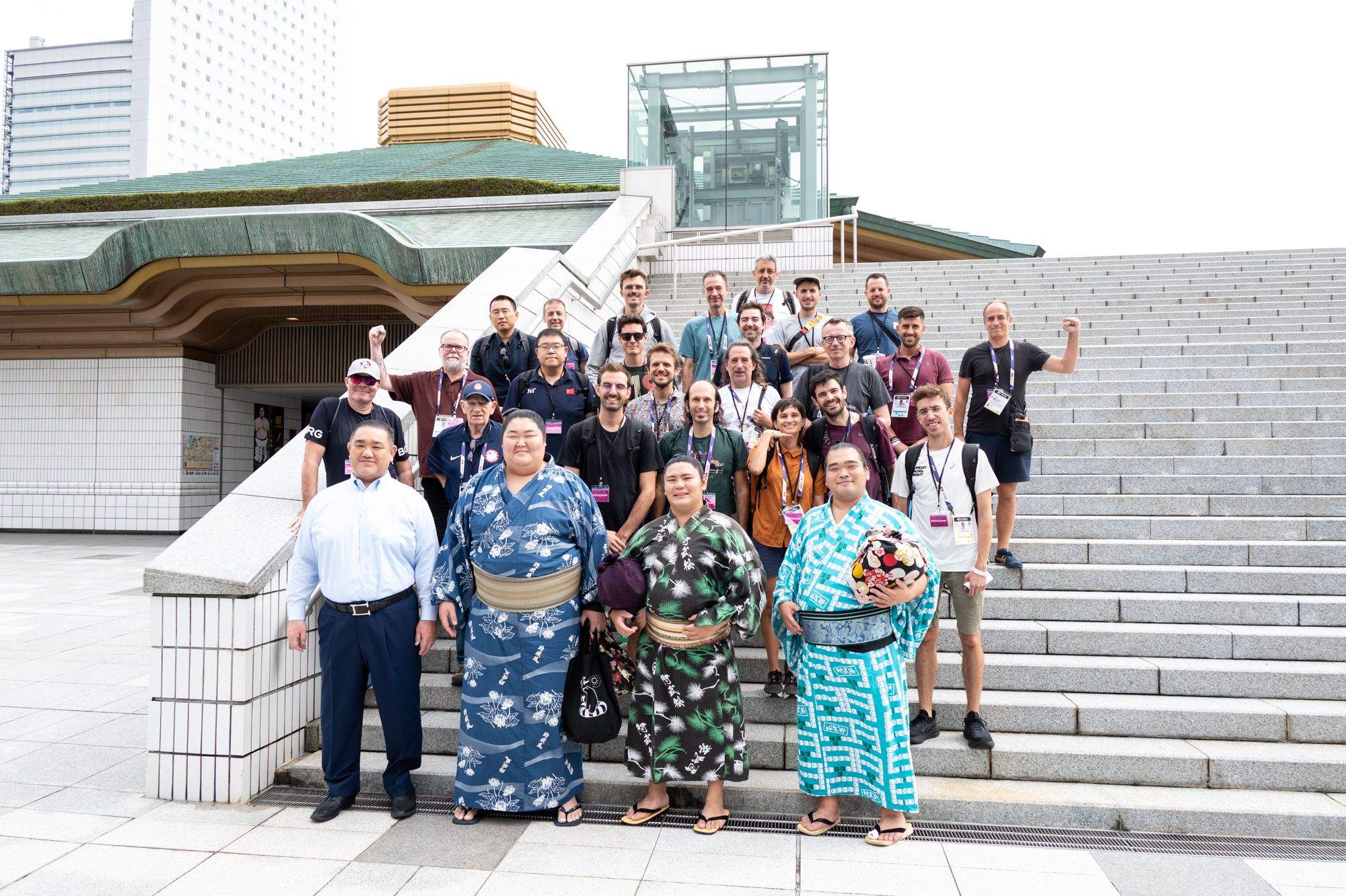 Cuando vas al Mundial de atletismo y de repente alucinas descubriendo el sumo junto a otros compañeros / Foto: Tokyo Metropolitan Government