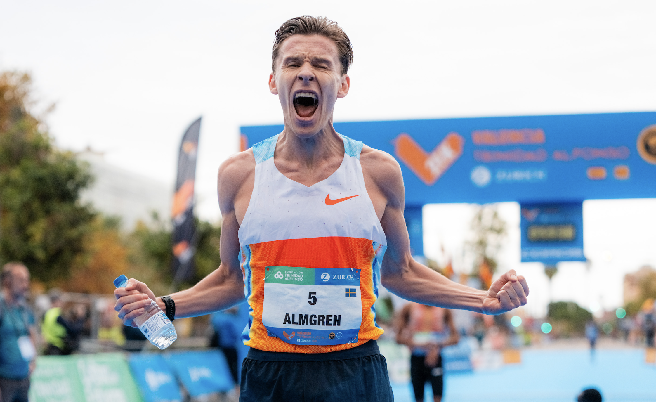 El atleta sueco Andreas Almgren celebrando el récord de Europa de medio maratón logrado en Valencia. SPORTMEDIA.