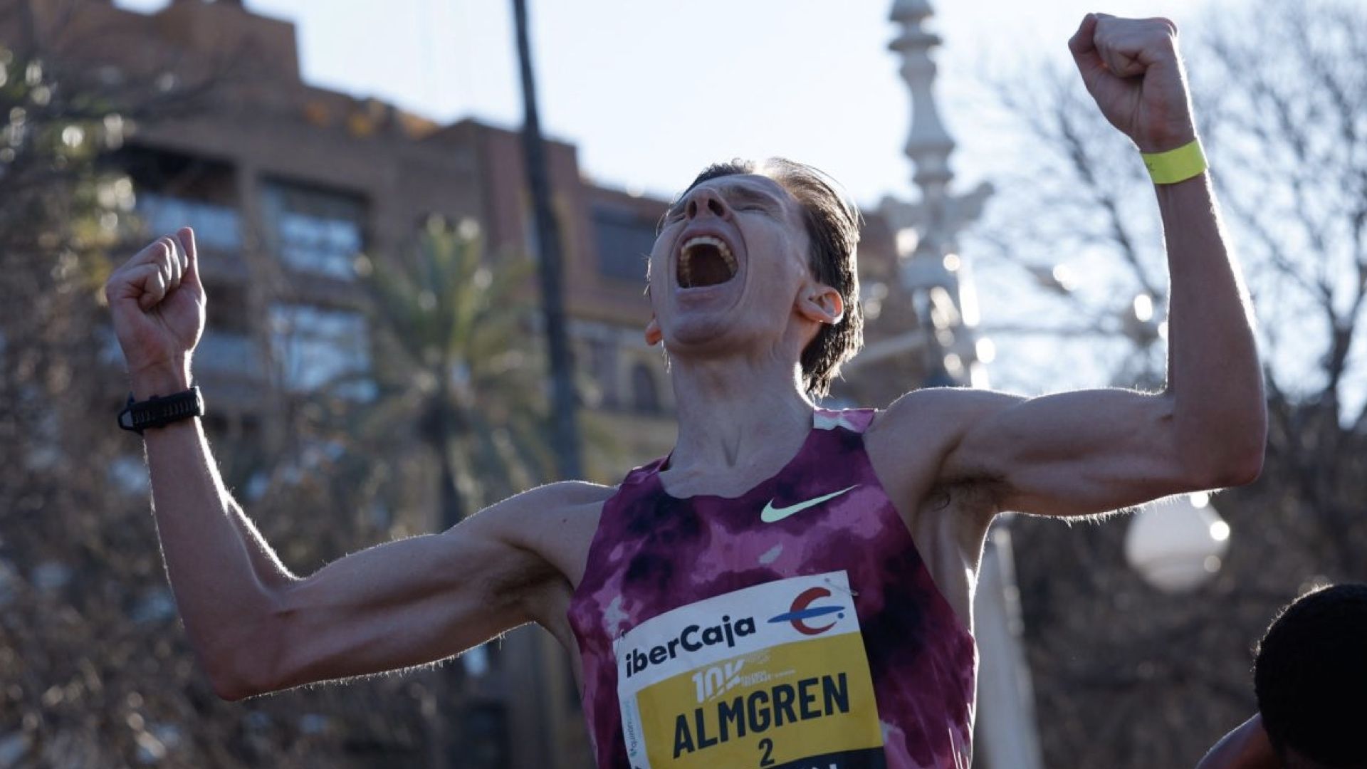 Andreas Almgren, exhausto de cansancio y felicidad, tras batir el récord de Europa en el pasado 12 de enero en el 10K Valencia Ibercaja by Kiprun. EFE.