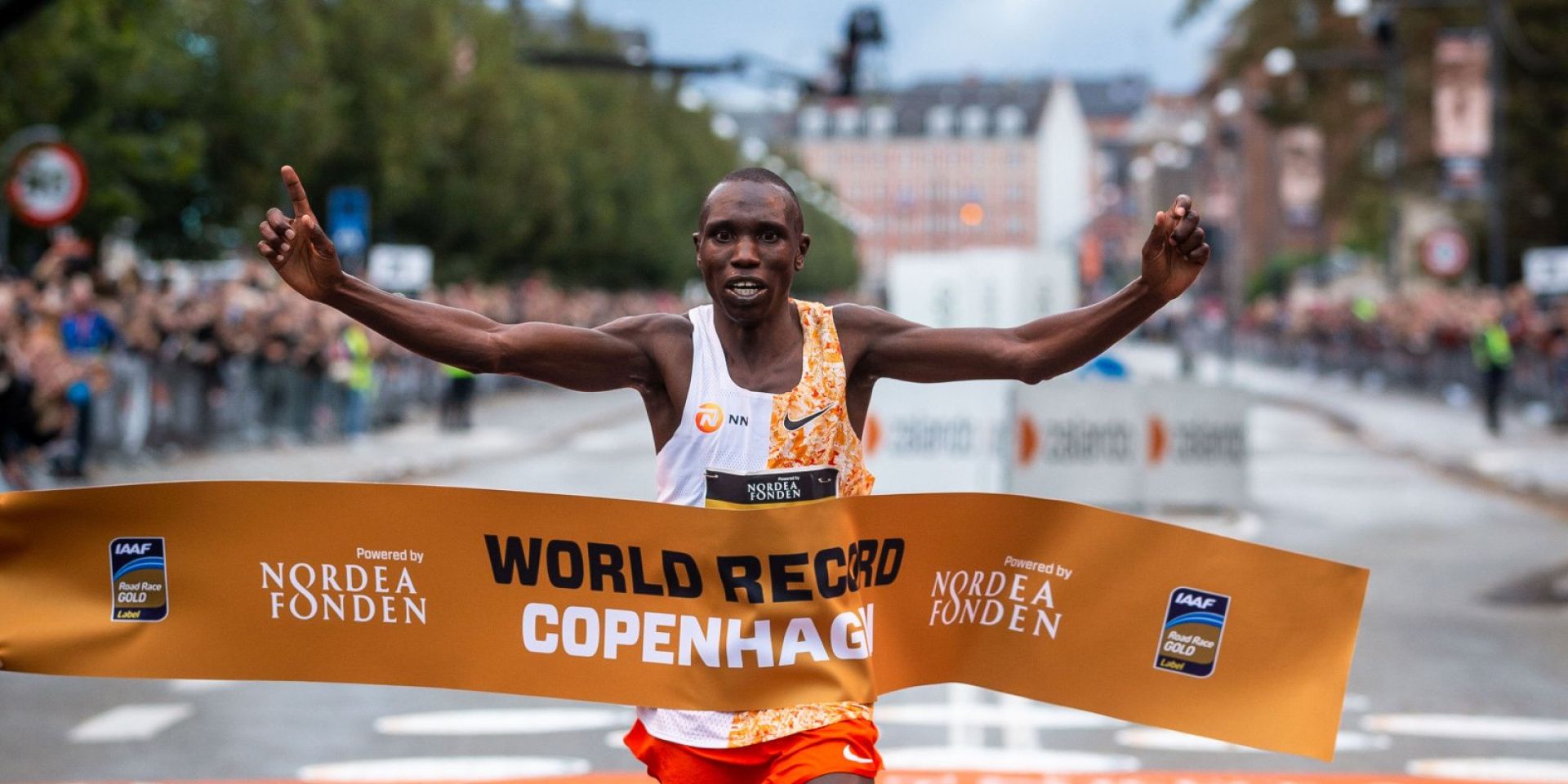 Geoffrey Kanworor, en 2019, batiendo el entonces récord del mundo de medio maratón (58:01) en Copenhague. NN RUNNING TEAM