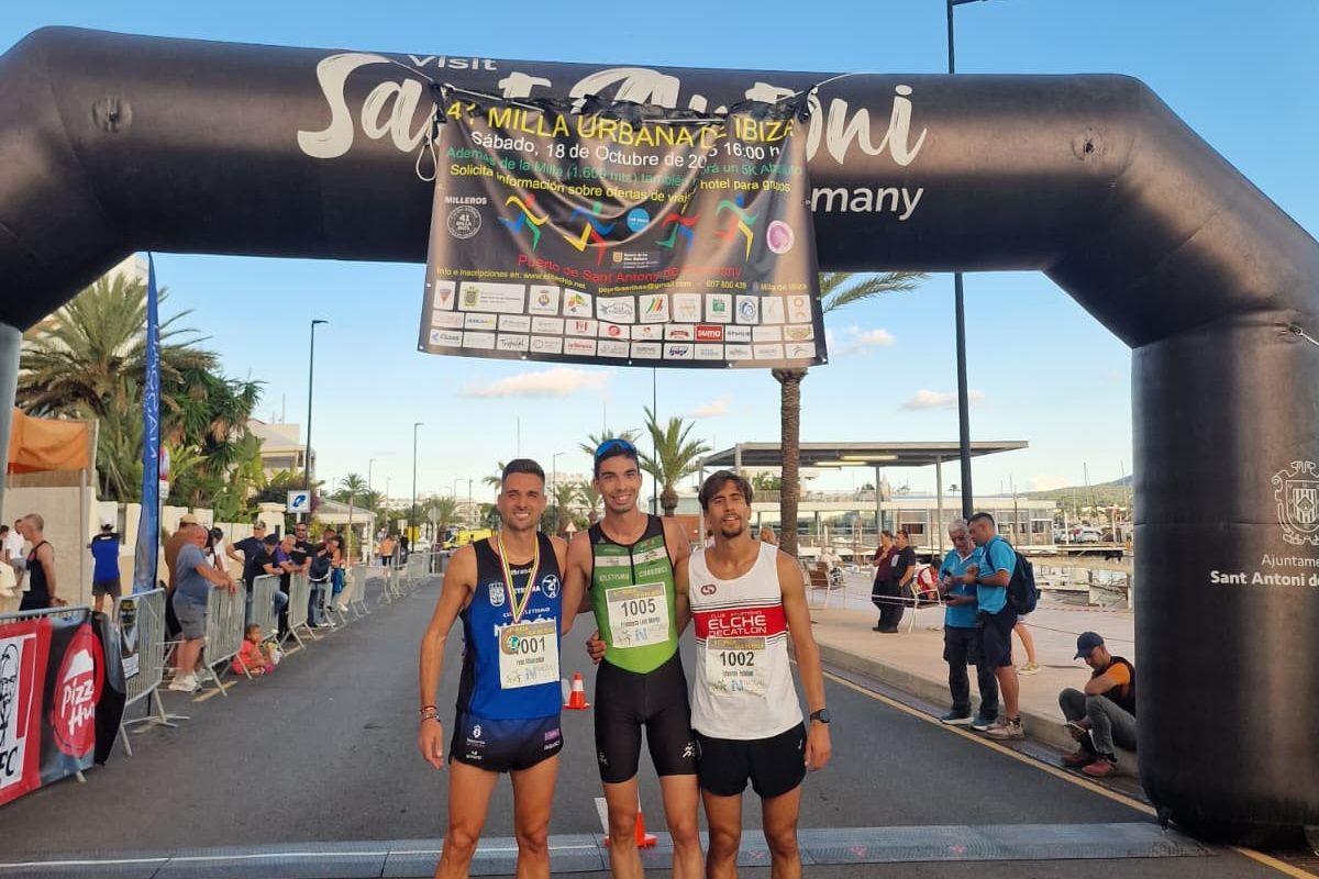 En el centro de la imagen el ganador de la Milla de Ibiza 2025 Francisco Luis Martín Dobao