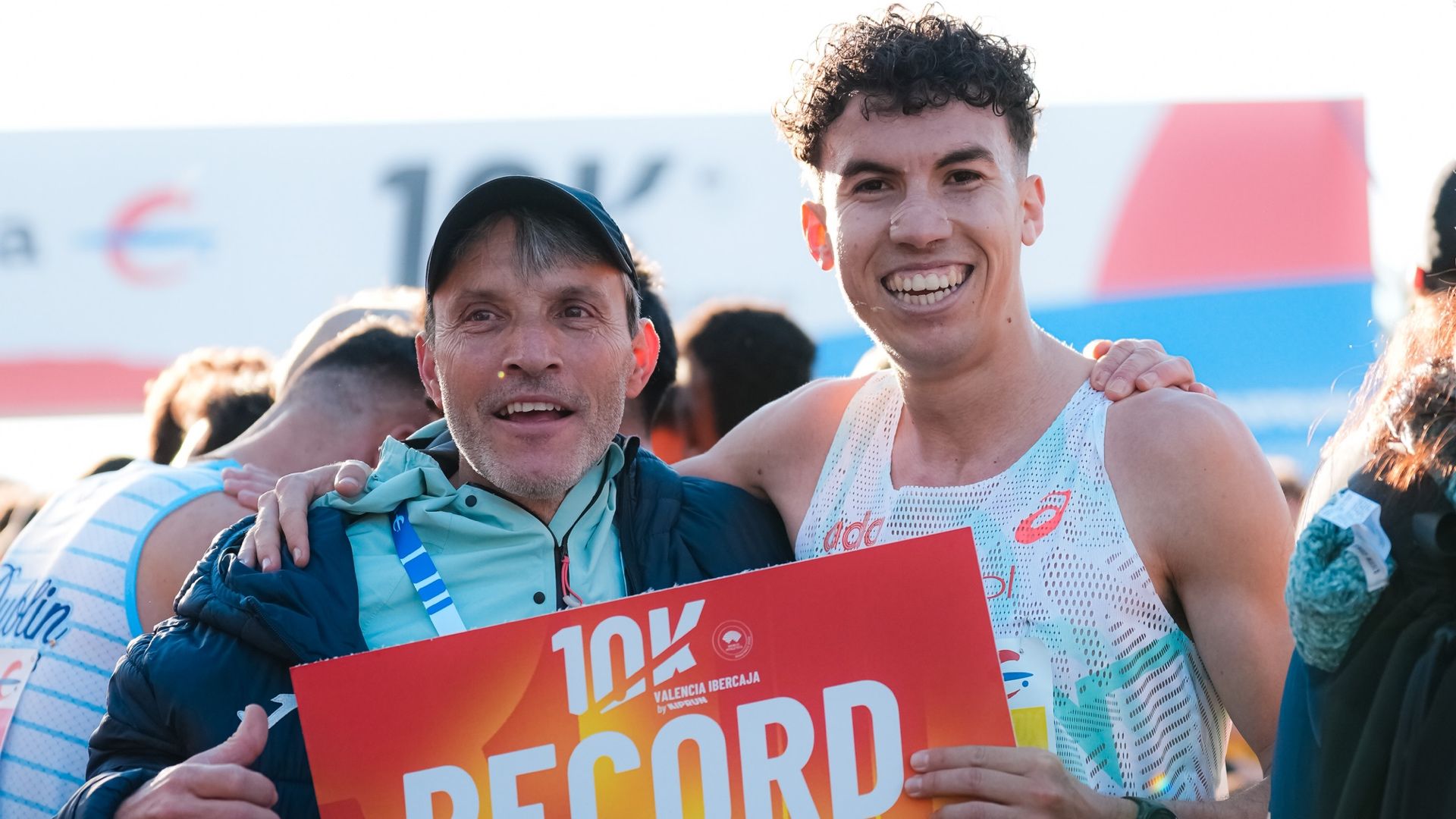 Said Mechaal con su entrenador, Josep Carballude, después de batir el récord de España de 10K en ruta. SPORTMEDIA.