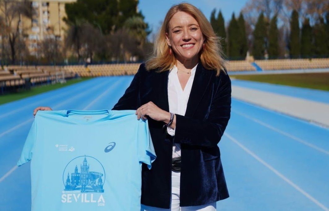 La Delegada de Deportes del Ayuntamiento de Sevilla, María Tena, con la camiseta ASICS del Zurich Maratón de Sevilla 2026 La Delegada de Deportes del Ayuntamiento de Sevilla, María Tena, con la camiseta ASICS del Zurich Maratón de Sevilla 2026