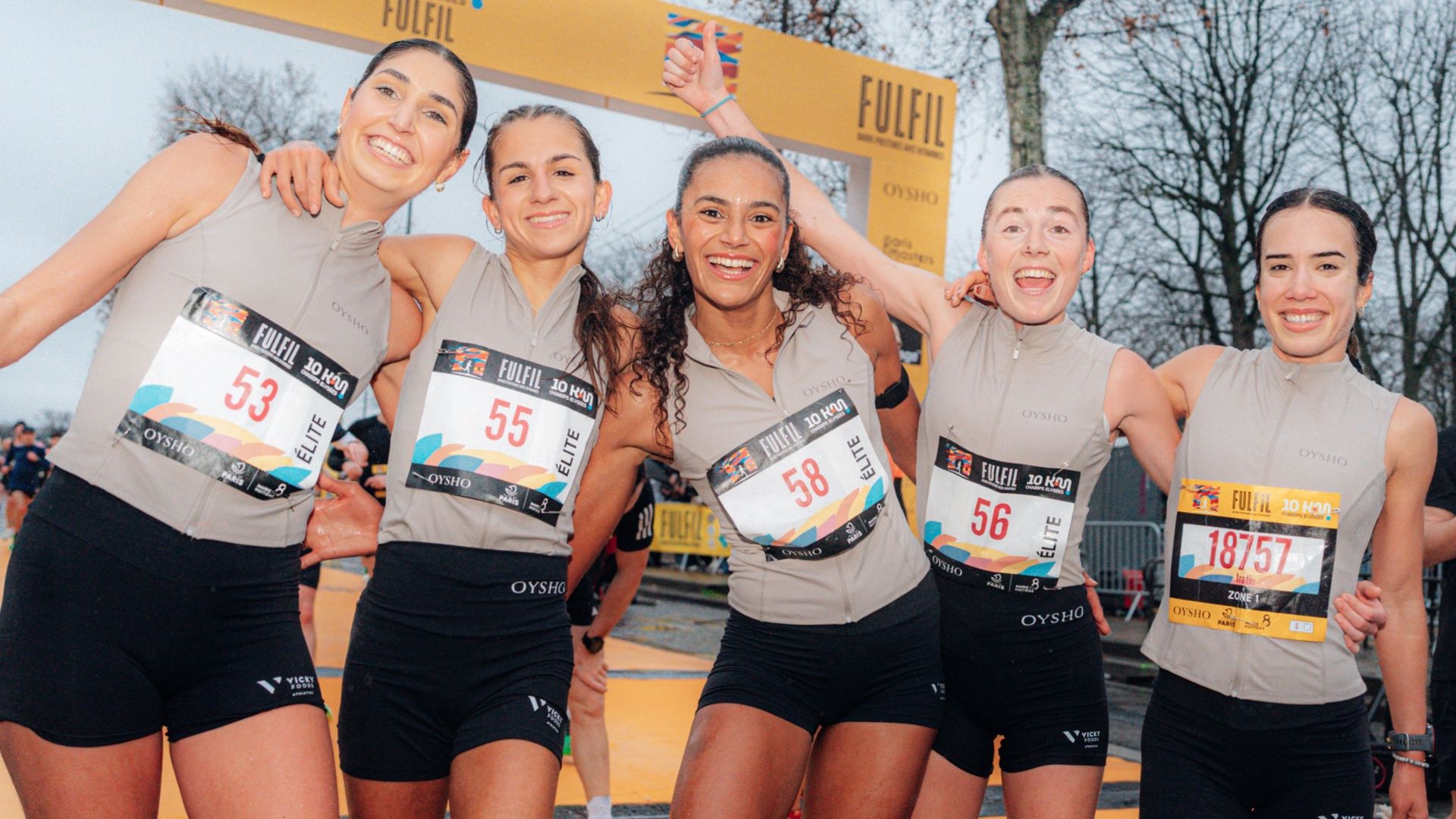 De izquierda a derecha, Ángela Viciosa, Queralt Criado, Soukaina El Khayami, Paula Herrero y Mónica Silva, atletas Oyso en el 10K de los Campos Elíseos. De izquierda a derecha, Ángela Viciosa, Queralt Criado, Soukaina El Khayami, Paula Herrero y Mónica Silva, atletas Oyso en el 10K de los Campos Elíseos.