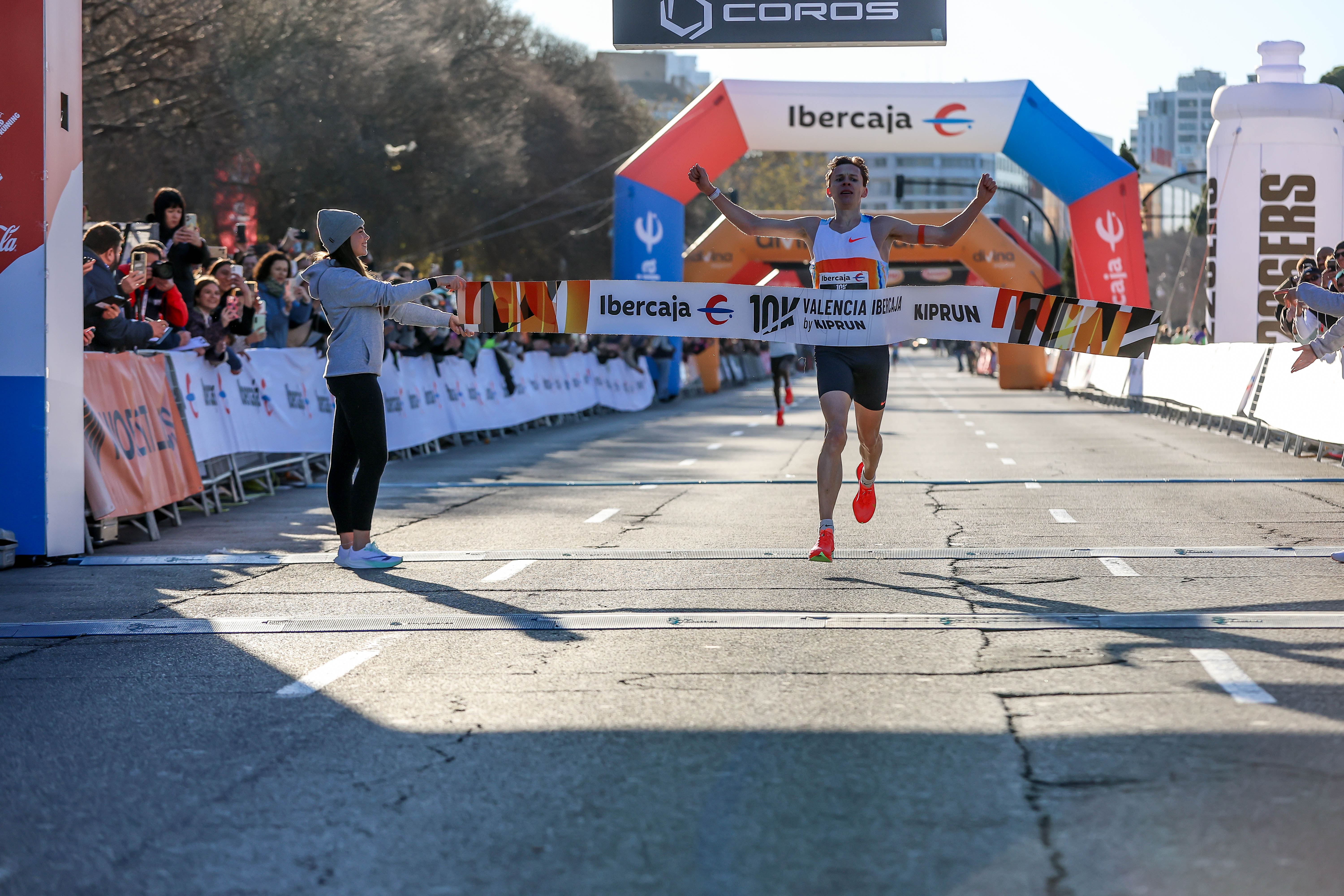 El sueco Andreas Almgren cruza la meta del 10K Valencia Ibercaja by Kiprun batiendo el récord de Europa (26:45).
