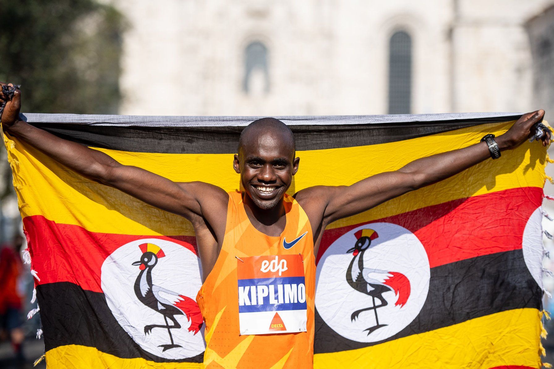 Jakob Kiplimo ha vuelto a batir el récord del mundo de medio maratón en Lisboa; en la imagen, celebrando el triunfo y el récord en 2021. Jakob Kiplimo ha vuelto a batir el récord del mundo de medio maratón en Lisboa; en la imagen, celebrando el triunfo y el récord en 2021.