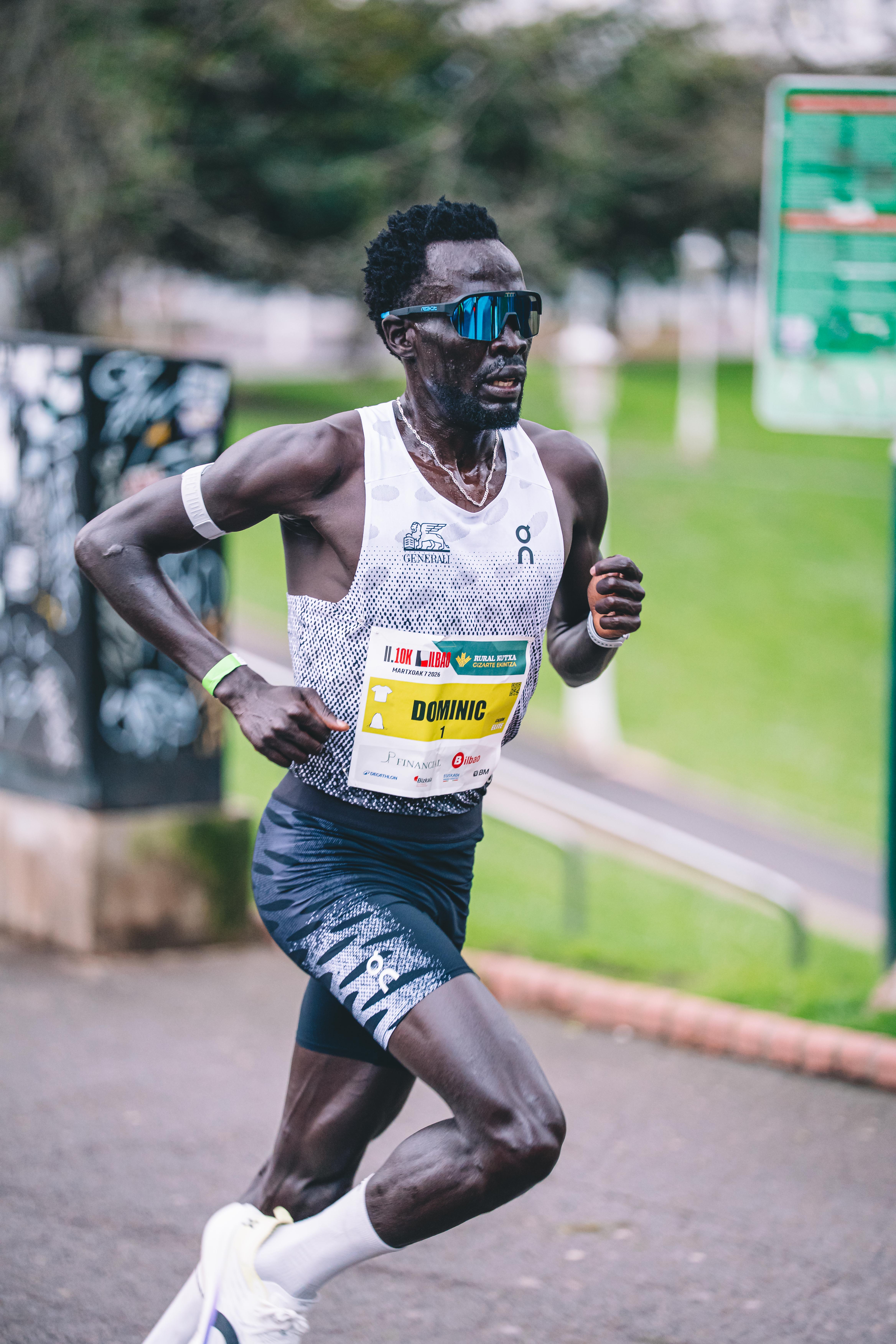 Dominic Lobalu en pleno esfuerzo durante el 10K Bilbao Rural Kutxa. @fotorunners.es