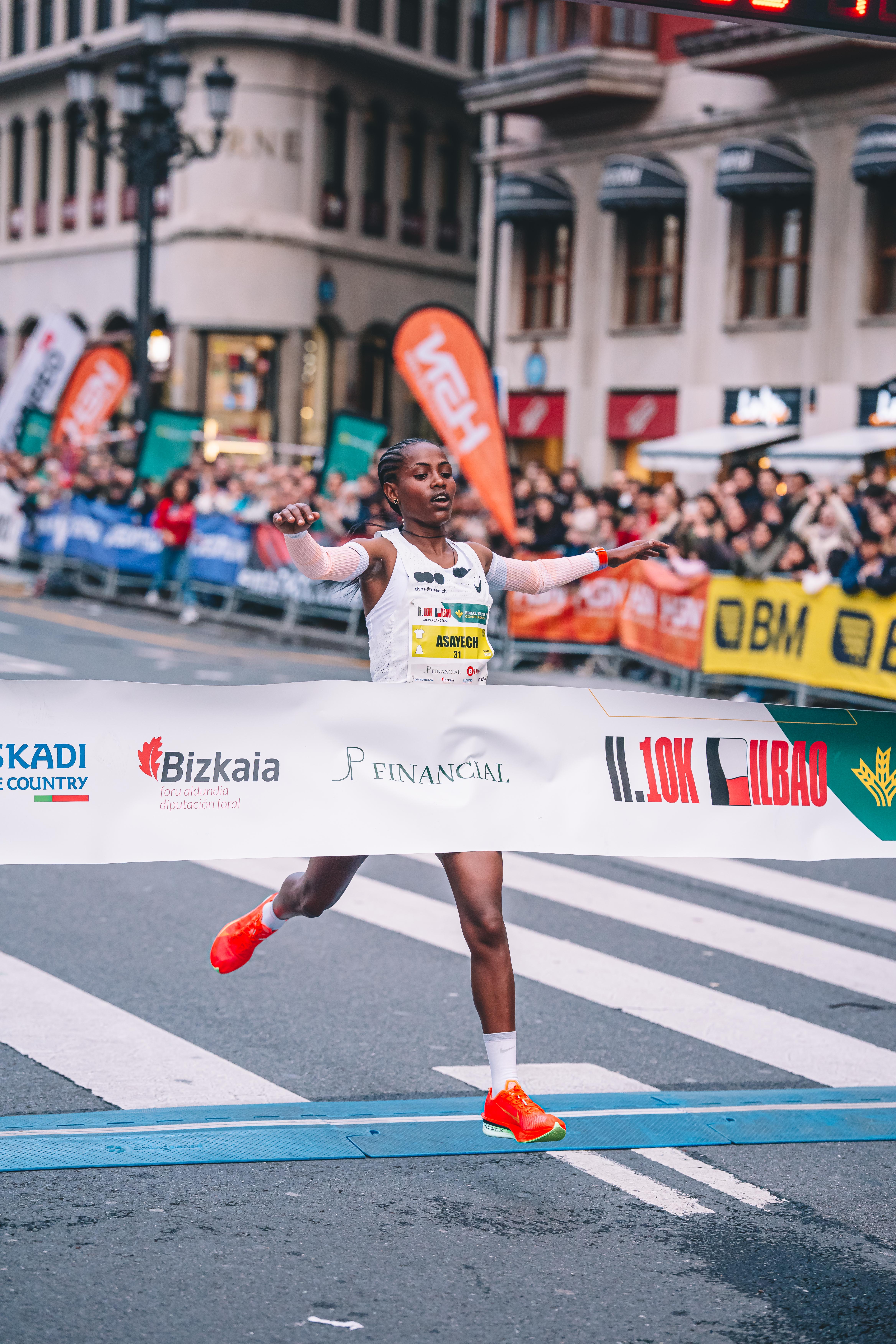 Asayech Ayichew cruzando la meta al filo de los 30 minutos. @fotorunners.es 