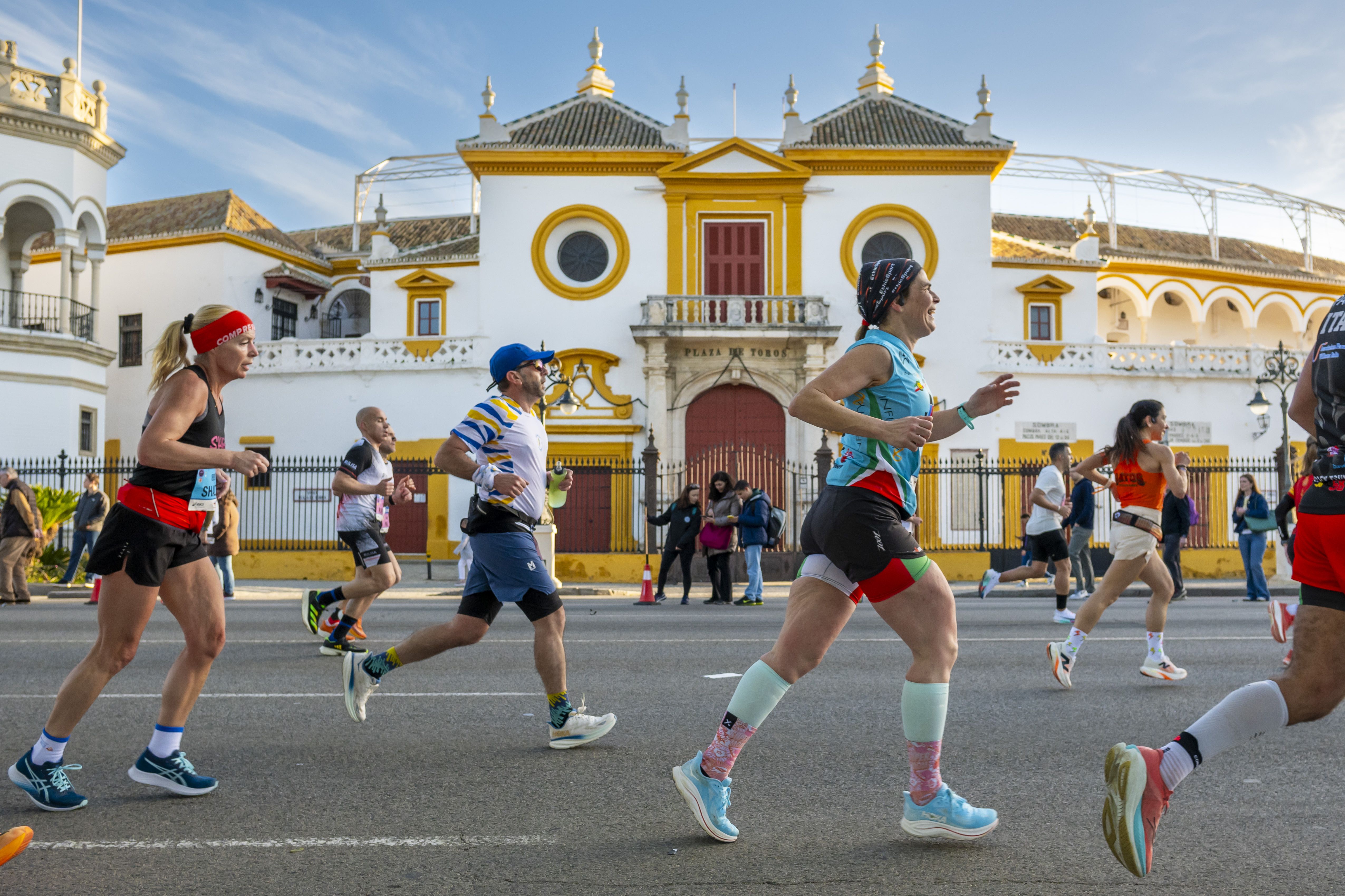 Corredores del Zurich Maratón de Sevilla al paso por la Maestranza Corredores del Zurich Maratón de Sevilla al paso por la Maestranza