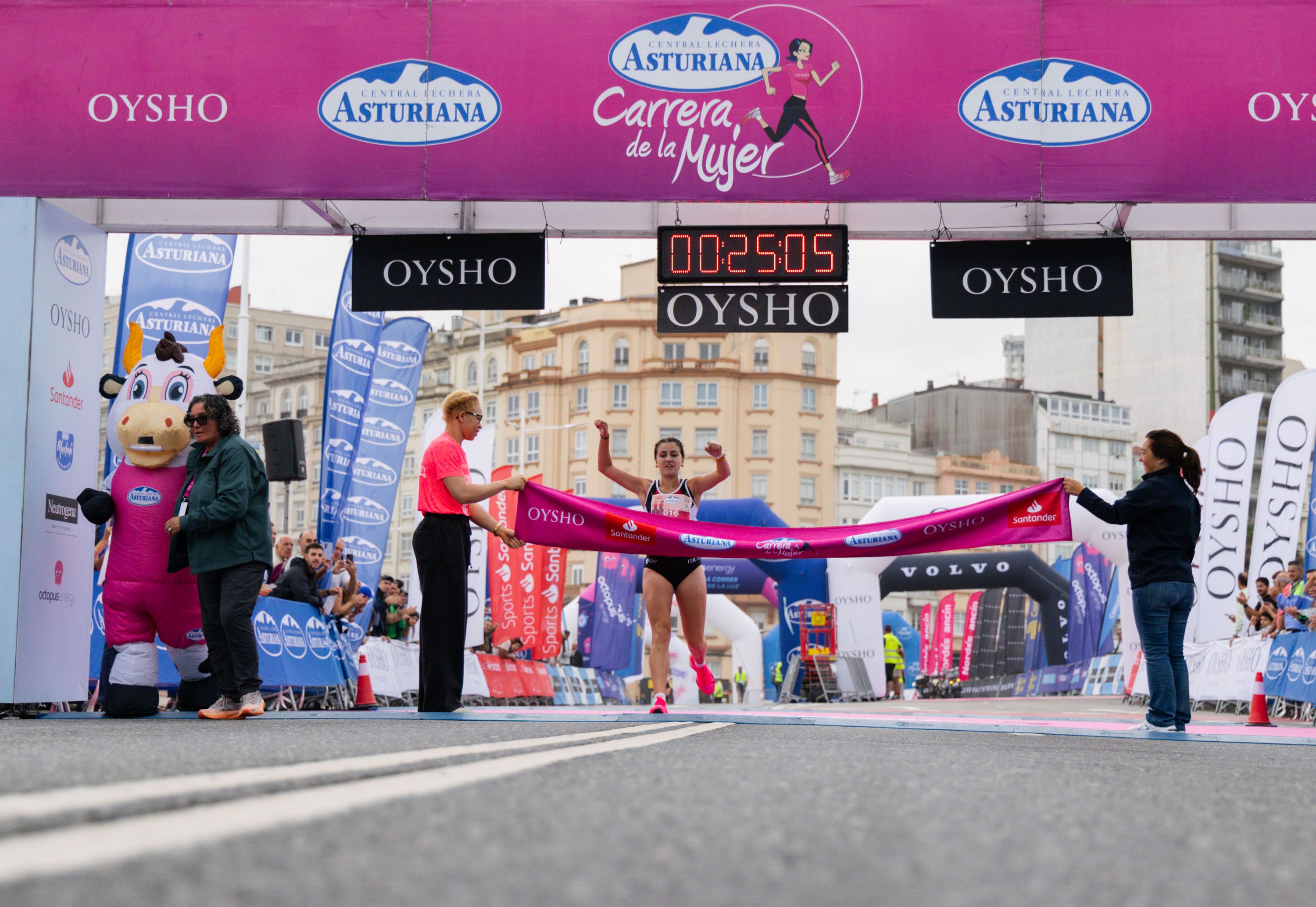 Las mejores fotos de la Carrera de la Mujer Central Lechera Asturiana de A Coruña. 201