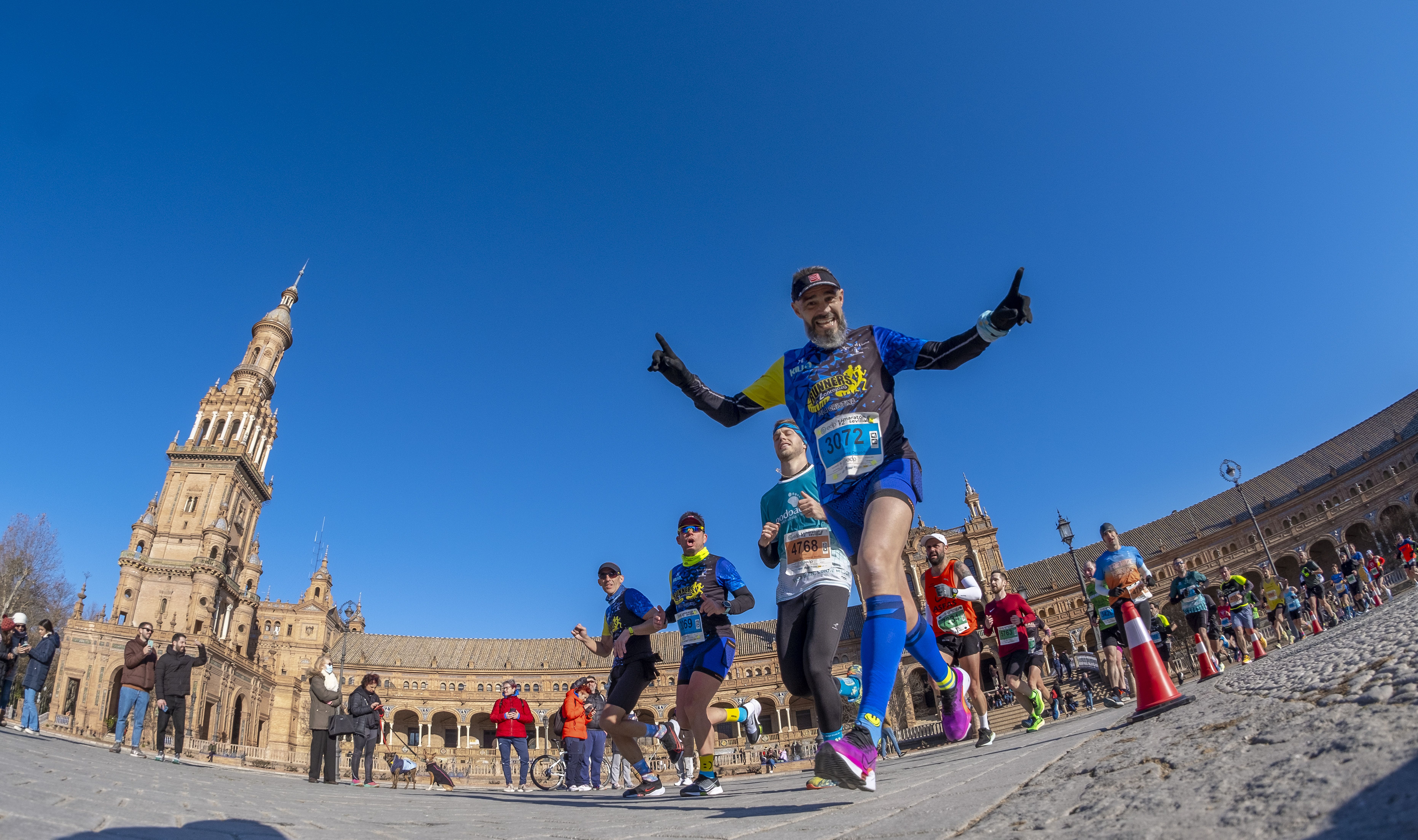 Imagen de corredores del Medio Maratón de Sevilla a su paso por la Plaza de España