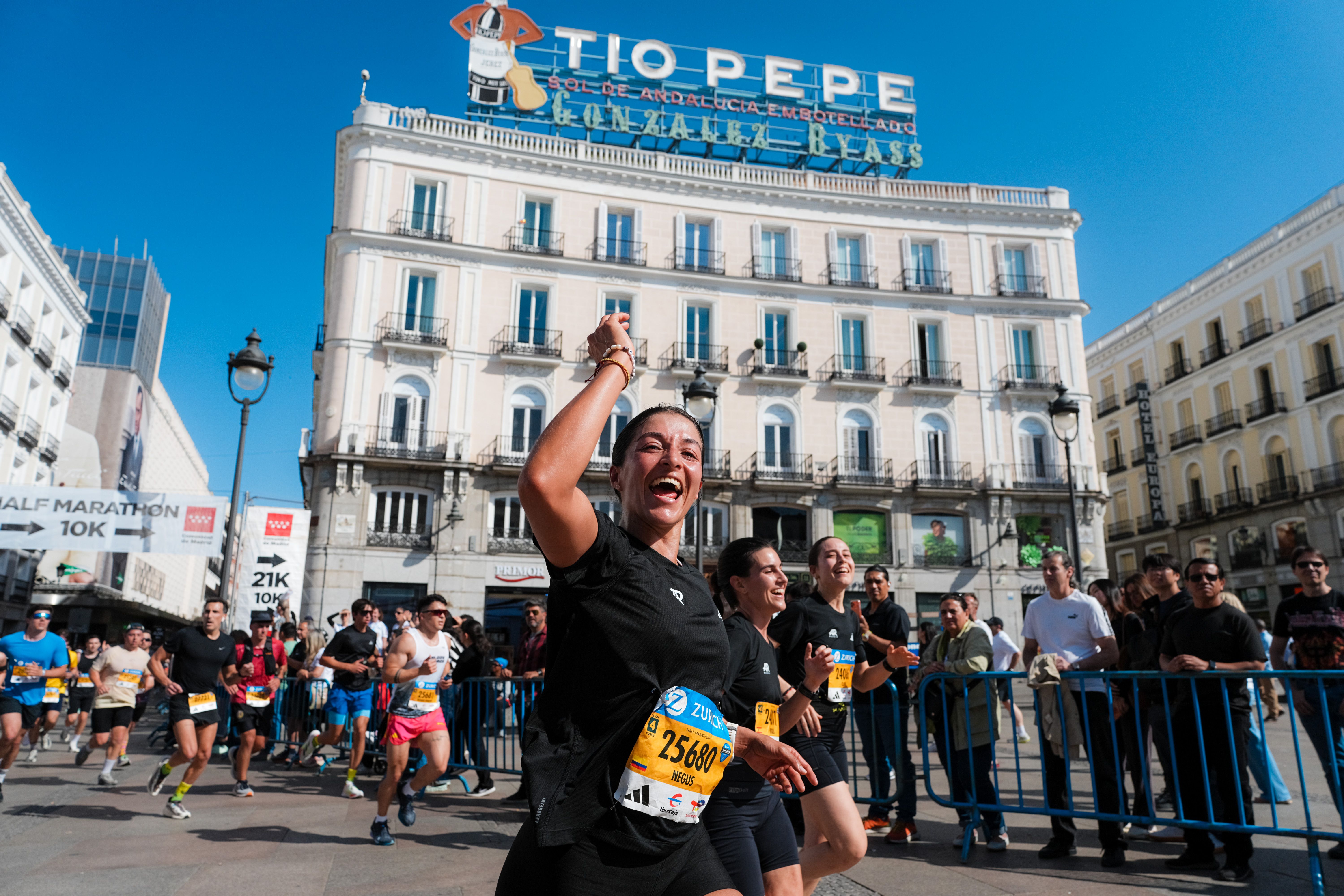 Corredores del Maratón de Madrid al paso por la Puerta del Sol