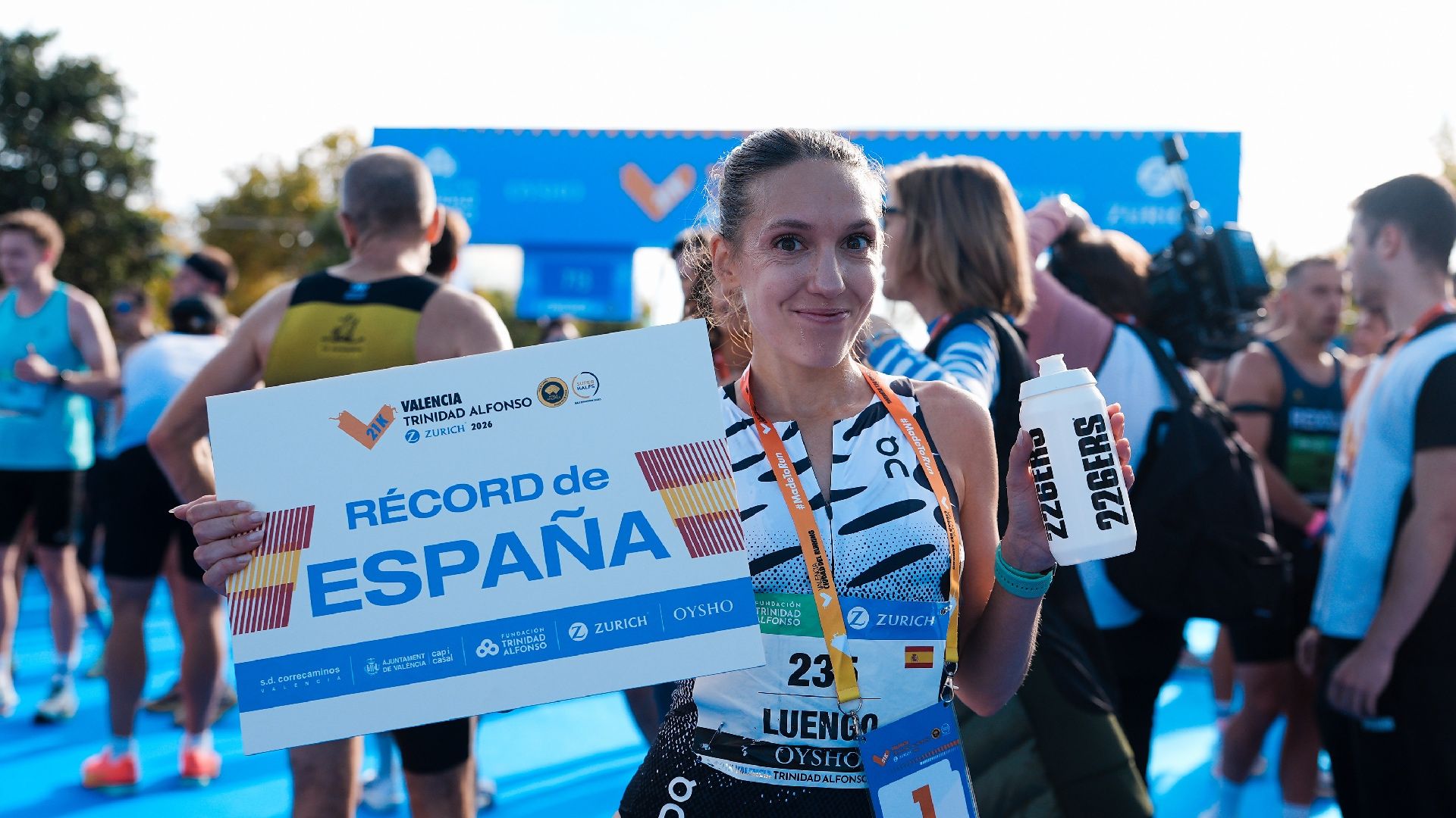 Laura Luengo tras batir el récord de España de medio maratón en Valencia. SPORTMEDIA.