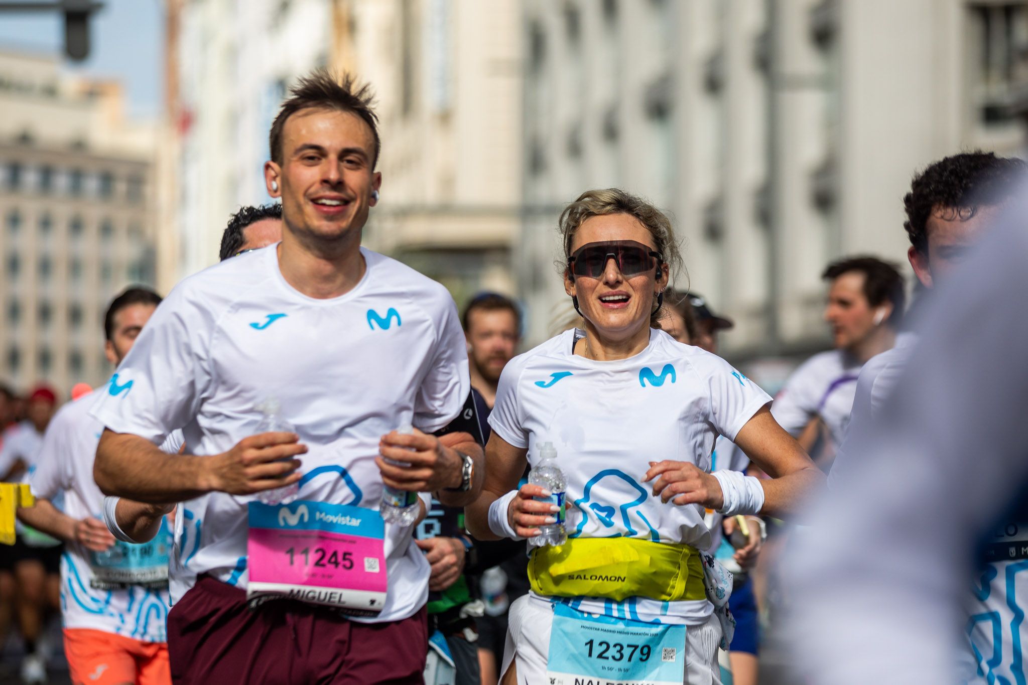 Participantes del Movistar Madrid Medio Maratón a su paso por la Gran Vía