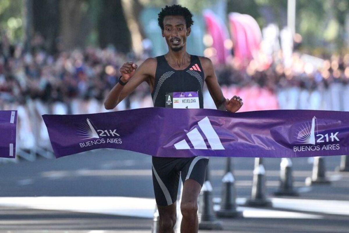 Yomif Kejelcha bate en Buenos Aires el récord mundial de media maratón